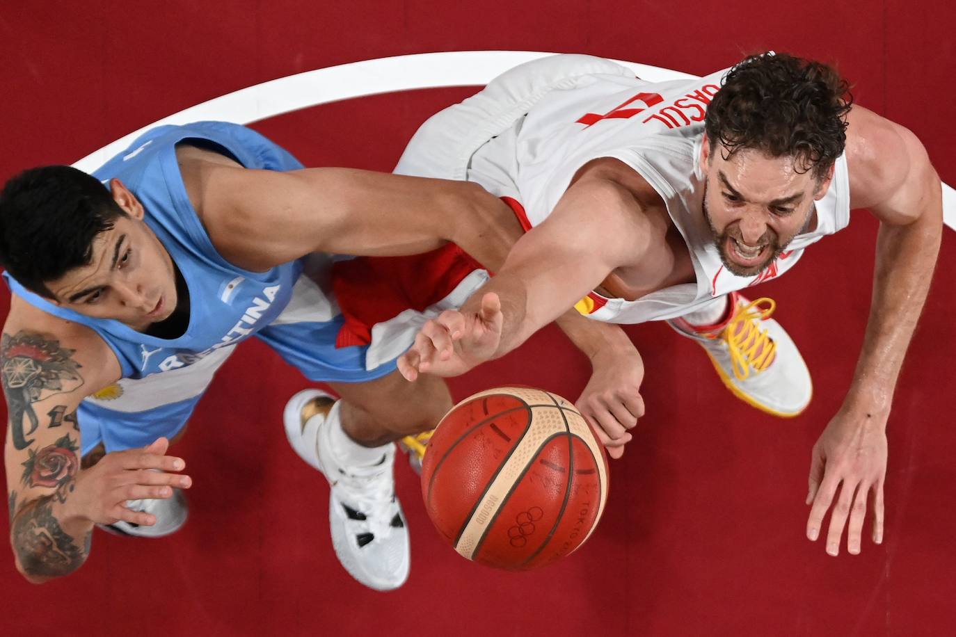 Pau Gasol, el mejor jugador de baloncesto español, se retira tras una carrera llena de éxitos en la que destacan dos títulos de la NBA y once medallas con la selección, entre ellas, dos platas olímpicas. Entre otros galardones y reconocimientos que también ostenta, destaca el Premio Princesa de Asturias de los Deportes que le fue concedido en el año 2015 junto a su hermano, el también jugador de baloncesto Marc Gasol.