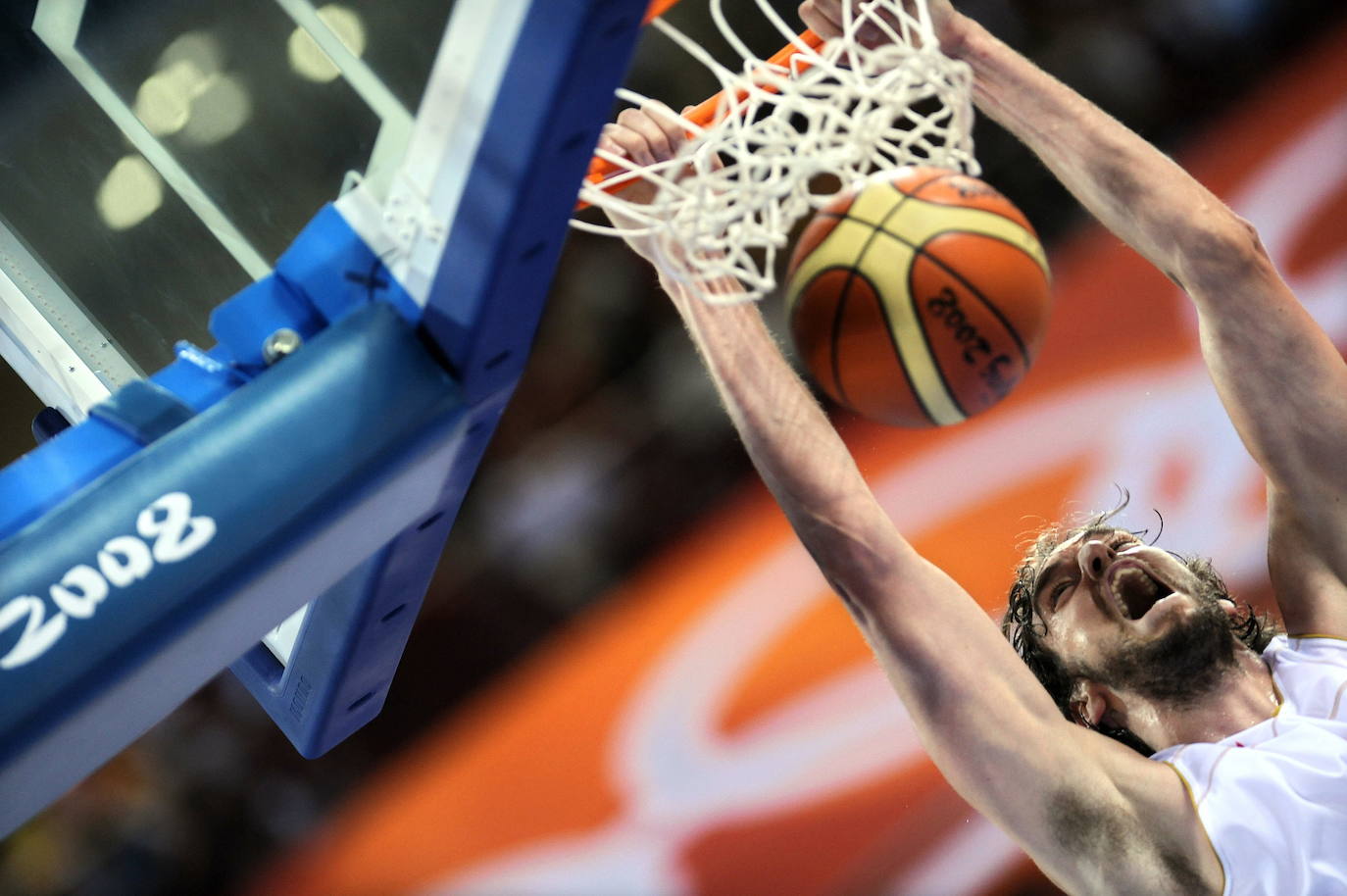 Pau Gasol, el mejor jugador de baloncesto español, se retira tras una carrera llena de éxitos en la que destacan dos títulos de la NBA y once medallas con la selección, entre ellas, dos platas olímpicas. Entre otros galardones y reconocimientos que también ostenta, destaca el Premio Princesa de Asturias de los Deportes que le fue concedido en el año 2015 junto a su hermano, el también jugador de baloncesto Marc Gasol.