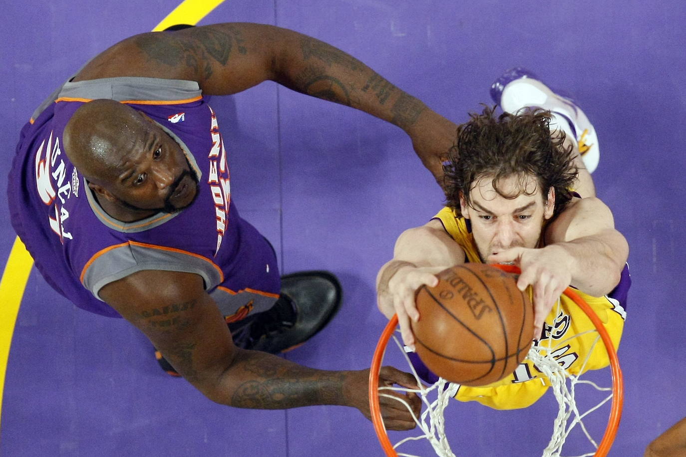 Pau Gasol, el mejor jugador de baloncesto español, se retira tras una carrera llena de éxitos en la que destacan dos títulos de la NBA y once medallas con la selección, entre ellas, dos platas olímpicas. Entre otros galardones y reconocimientos que también ostenta, destaca el Premio Princesa de Asturias de los Deportes que le fue concedido en el año 2015 junto a su hermano, el también jugador de baloncesto Marc Gasol.