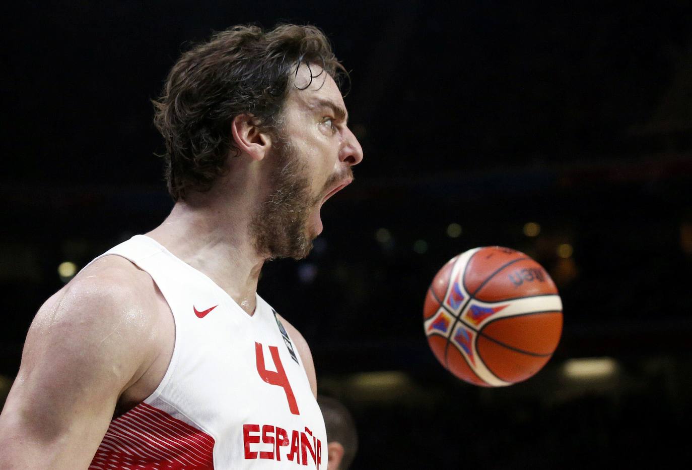 Pau Gasol, el mejor jugador de baloncesto español, se retira tras una carrera llena de éxitos en la que destacan dos títulos de la NBA y once medallas con la selección, entre ellas, dos platas olímpicas. Entre otros galardones y reconocimientos que también ostenta, destaca el Premio Princesa de Asturias de los Deportes que le fue concedido en el año 2015 junto a su hermano, el también jugador de baloncesto Marc Gasol.