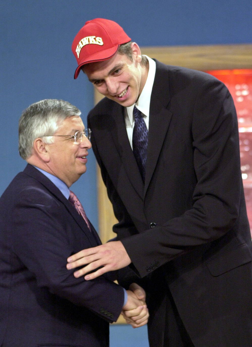 Pau Gasol, el mejor jugador de baloncesto español, se retira tras una carrera llena de éxitos en la que destacan dos títulos de la NBA y once medallas con la selección, entre ellas, dos platas olímpicas. Entre otros galardones y reconocimientos que también ostenta, destaca el Premio Princesa de Asturias de los Deportes que le fue concedido en el año 2015 junto a su hermano, el también jugador de baloncesto Marc Gasol.