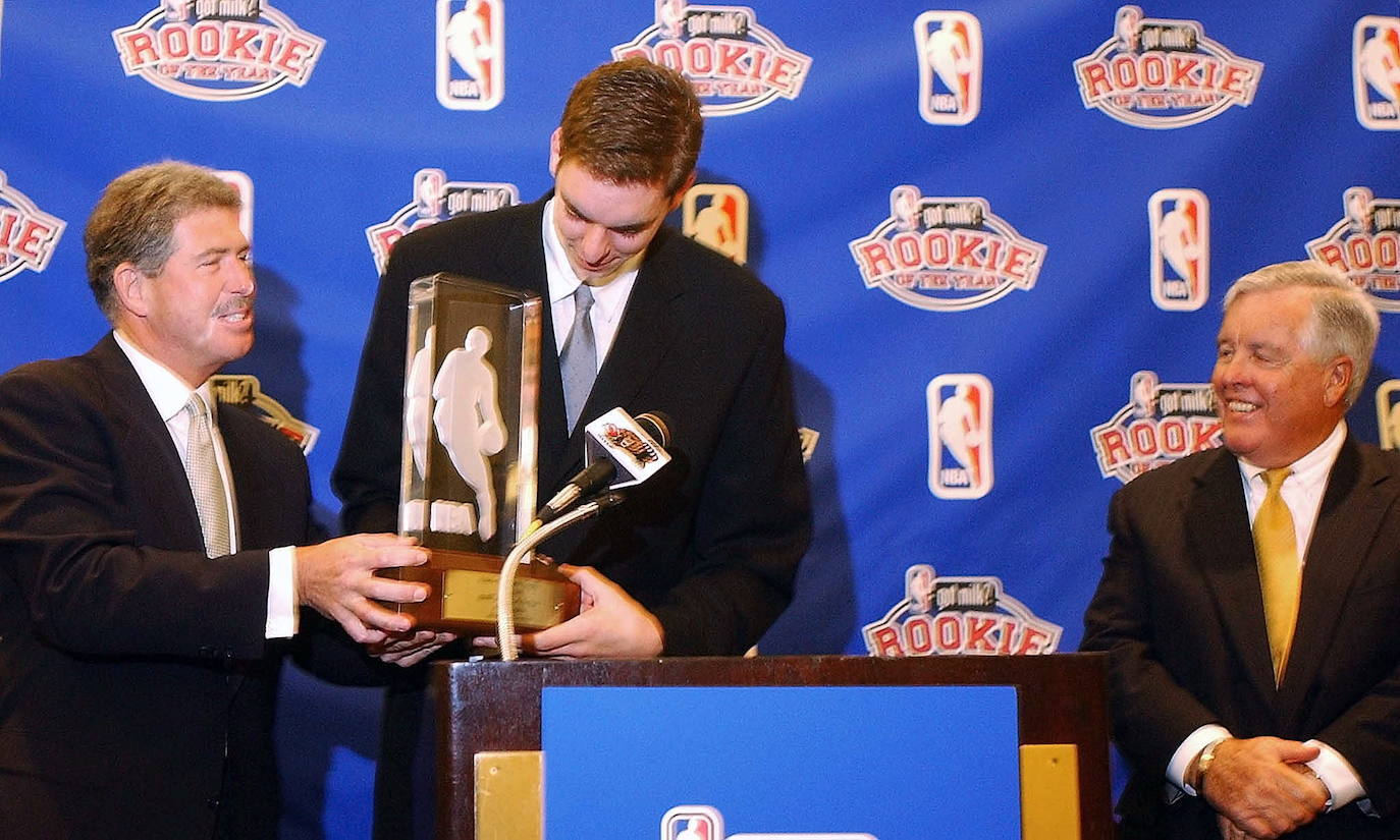 Pau Gasol, el mejor jugador de baloncesto español, se retira tras una carrera llena de éxitos en la que destacan dos títulos de la NBA y once medallas con la selección, entre ellas, dos platas olímpicas. Entre otros galardones y reconocimientos que también ostenta, destaca el Premio Princesa de Asturias de los Deportes que le fue concedido en el año 2015 junto a su hermano, el también jugador de baloncesto Marc Gasol.