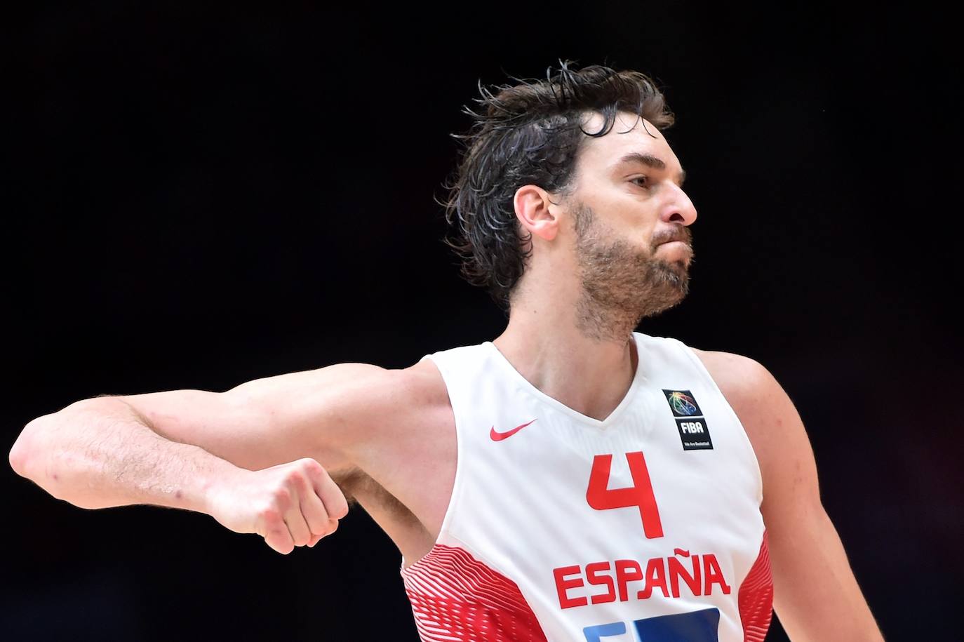 Pau Gasol, el mejor jugador de baloncesto español, se retira tras una carrera llena de éxitos en la que destacan dos títulos de la NBA y once medallas con la selección, entre ellas, dos platas olímpicas. Entre otros galardones y reconocimientos que también ostenta, destaca el Premio Princesa de Asturias de los Deportes que le fue concedido en el año 2015 junto a su hermano, el también jugador de baloncesto Marc Gasol.