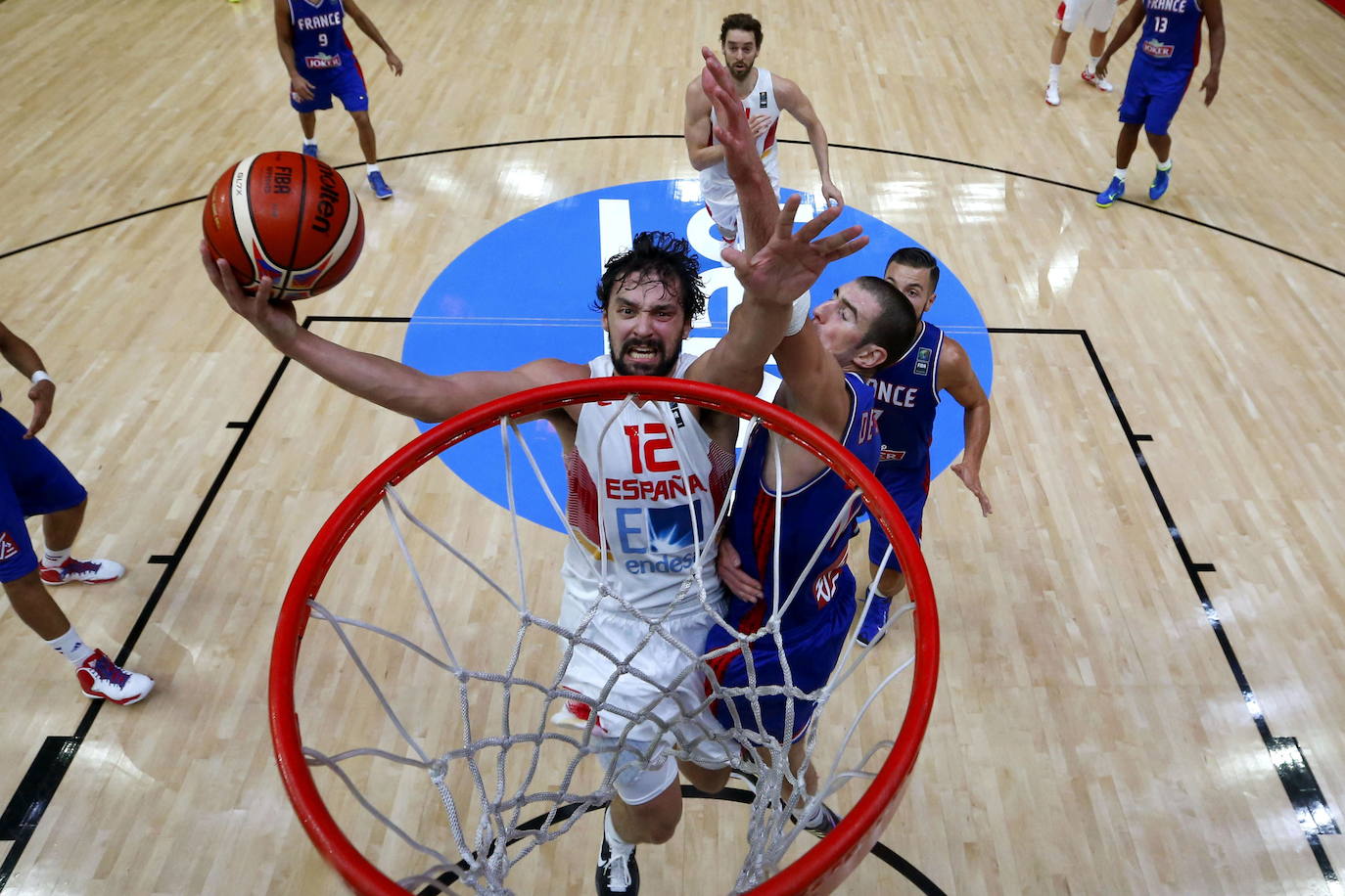 Pau Gasol, el mejor jugador de baloncesto español, se retira tras una carrera llena de éxitos en la que destacan dos títulos de la NBA y once medallas con la selección, entre ellas, dos platas olímpicas. Entre otros galardones y reconocimientos que también ostenta, destaca el Premio Princesa de Asturias de los Deportes que le fue concedido en el año 2015 junto a su hermano, el también jugador de baloncesto Marc Gasol.