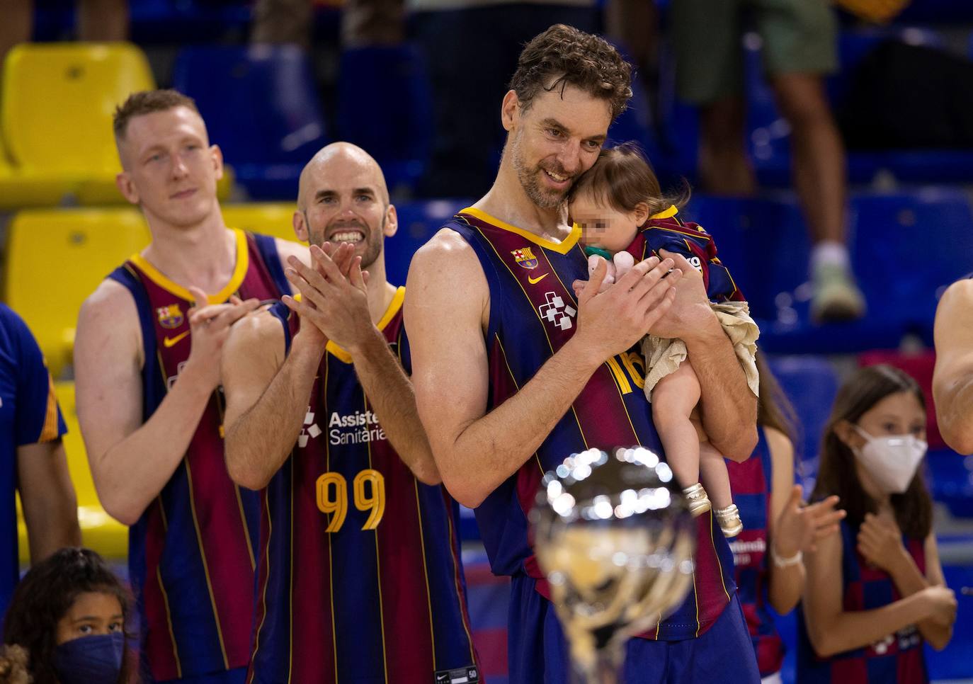 Pau Gasol, el mejor jugador de baloncesto español, se retira tras una carrera llena de éxitos en la que destacan dos títulos de la NBA y once medallas con la selección, entre ellas, dos platas olímpicas. Entre otros galardones y reconocimientos que también ostenta, destaca el Premio Princesa de Asturias de los Deportes que le fue concedido en el año 2015 junto a su hermano, el también jugador de baloncesto Marc Gasol.