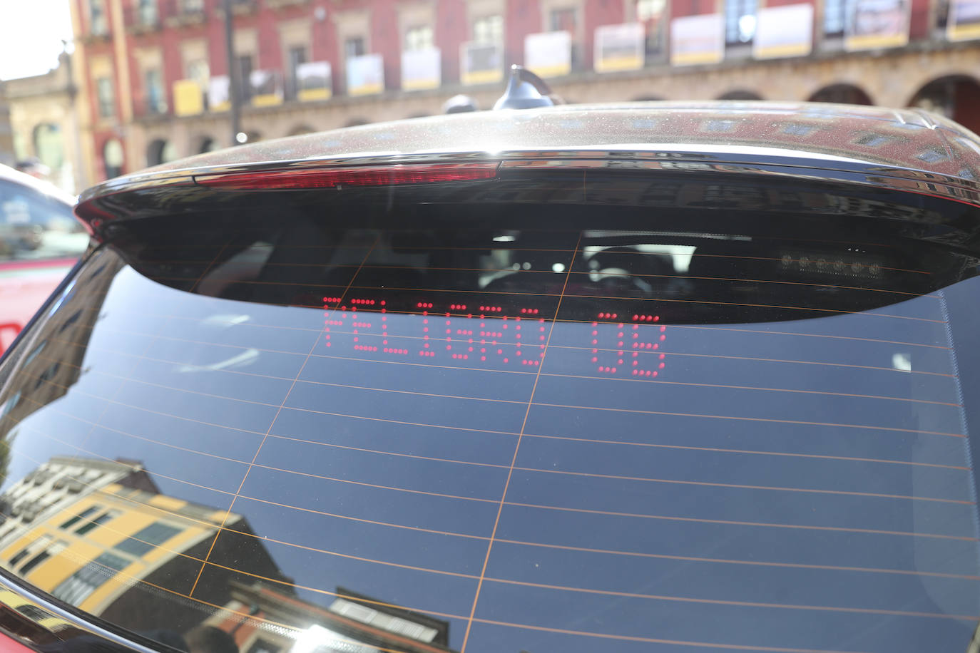 La Plaza Mayor de Gijón ha acogido este miércoles la presentación de los nuevos vehículos de la Policía Local. La nueva flota está equipada con cámaras capaces de detectar coches robados o sin ITV vigente. 