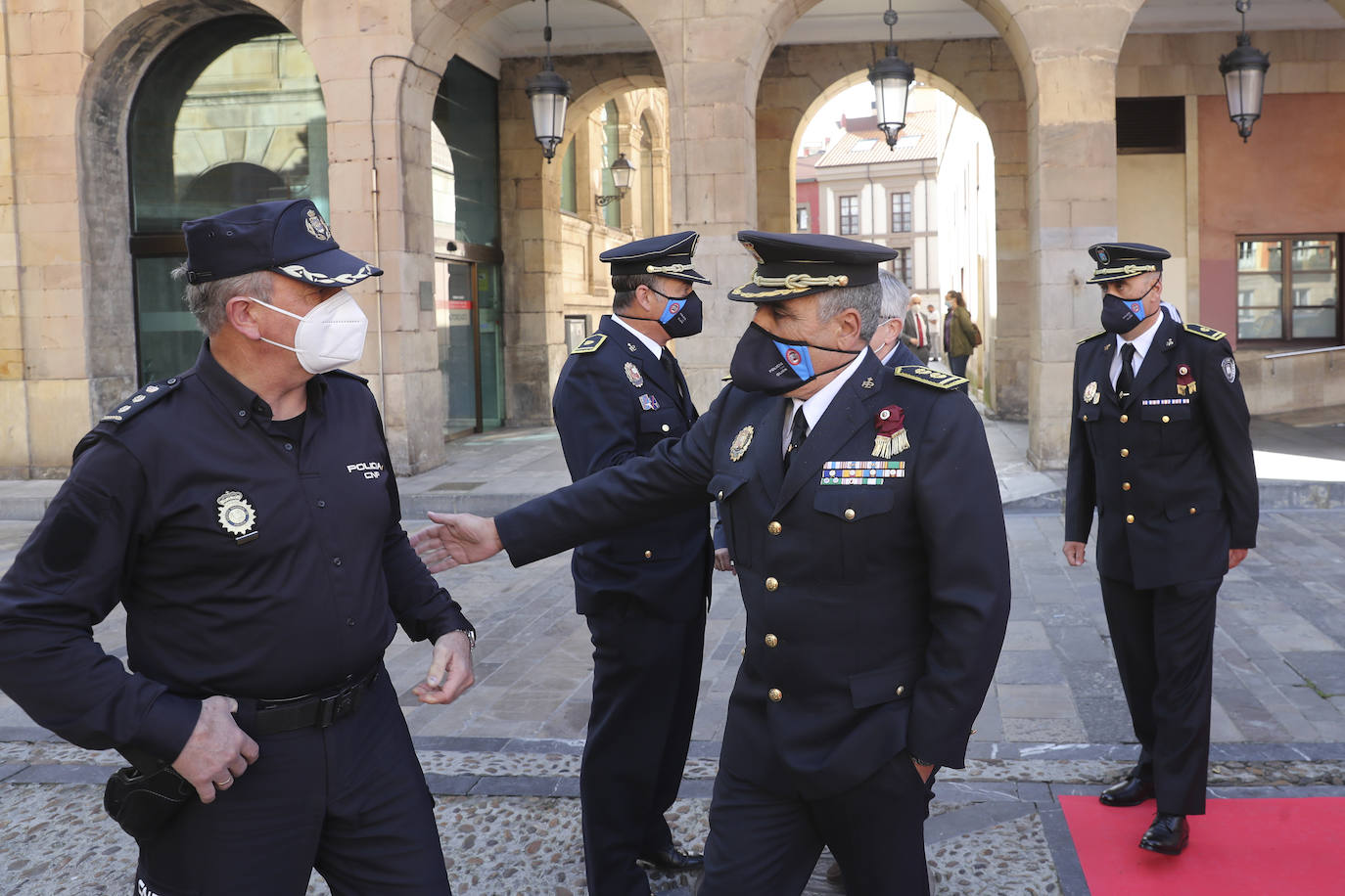 La Plaza Mayor de Gijón ha acogido este miércoles la presentación de los nuevos vehículos de la Policía Local. La nueva flota está equipada con cámaras capaces de detectar coches robados o sin ITV vigente. 