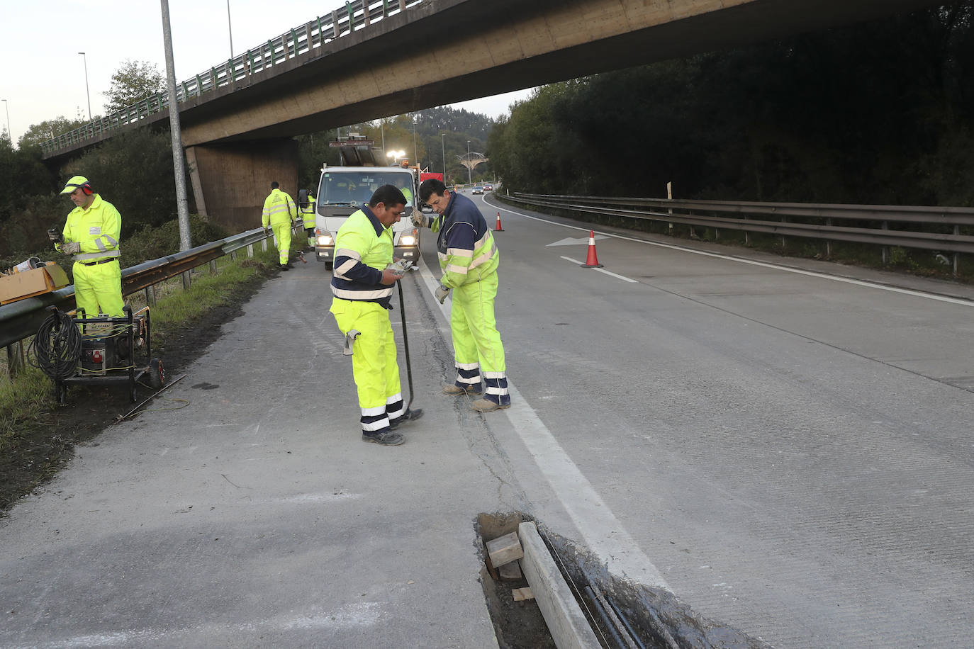 El Ministerio de Transportes cortará hoy al tráfico en un carril de la 'Y' del nudo de Serín