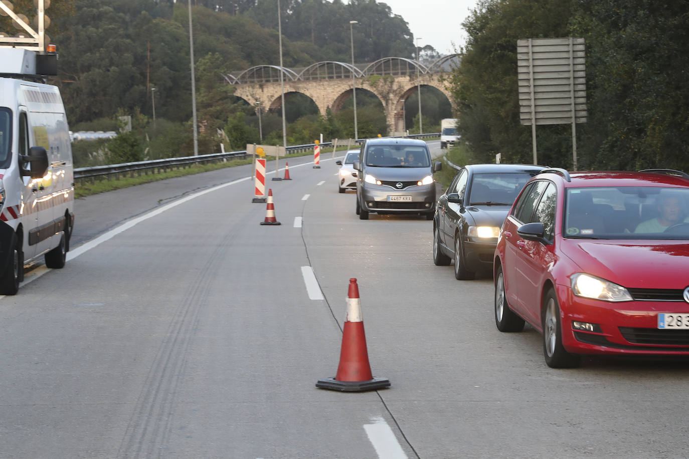 El Ministerio de Transportes cortará hoy al tráfico en un carril de la 'Y' del nudo de Serín