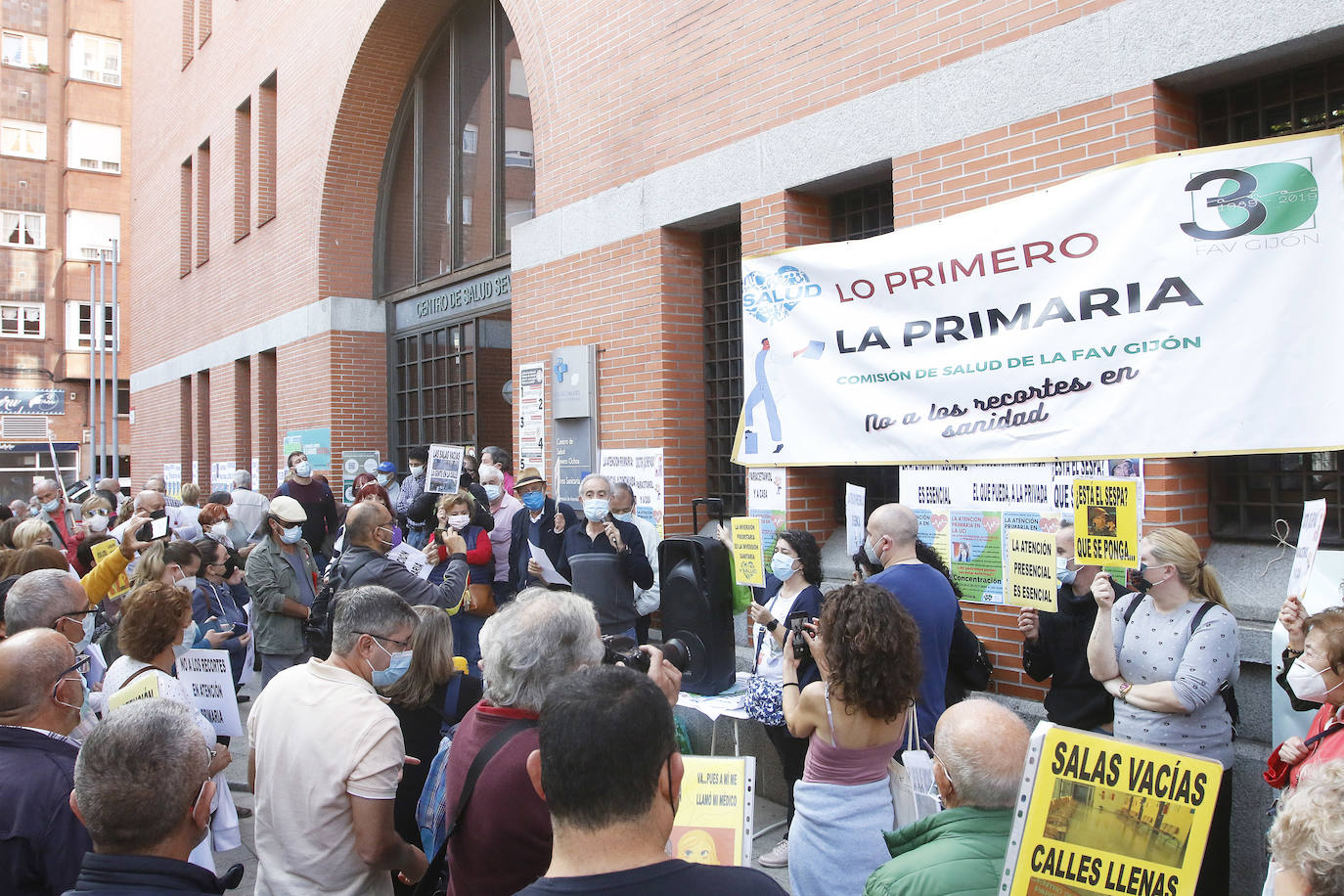 Los vecinos del Área Sanitaria V vuelven a manifestarse para reclamar una atención primaria «cercana y presencial»