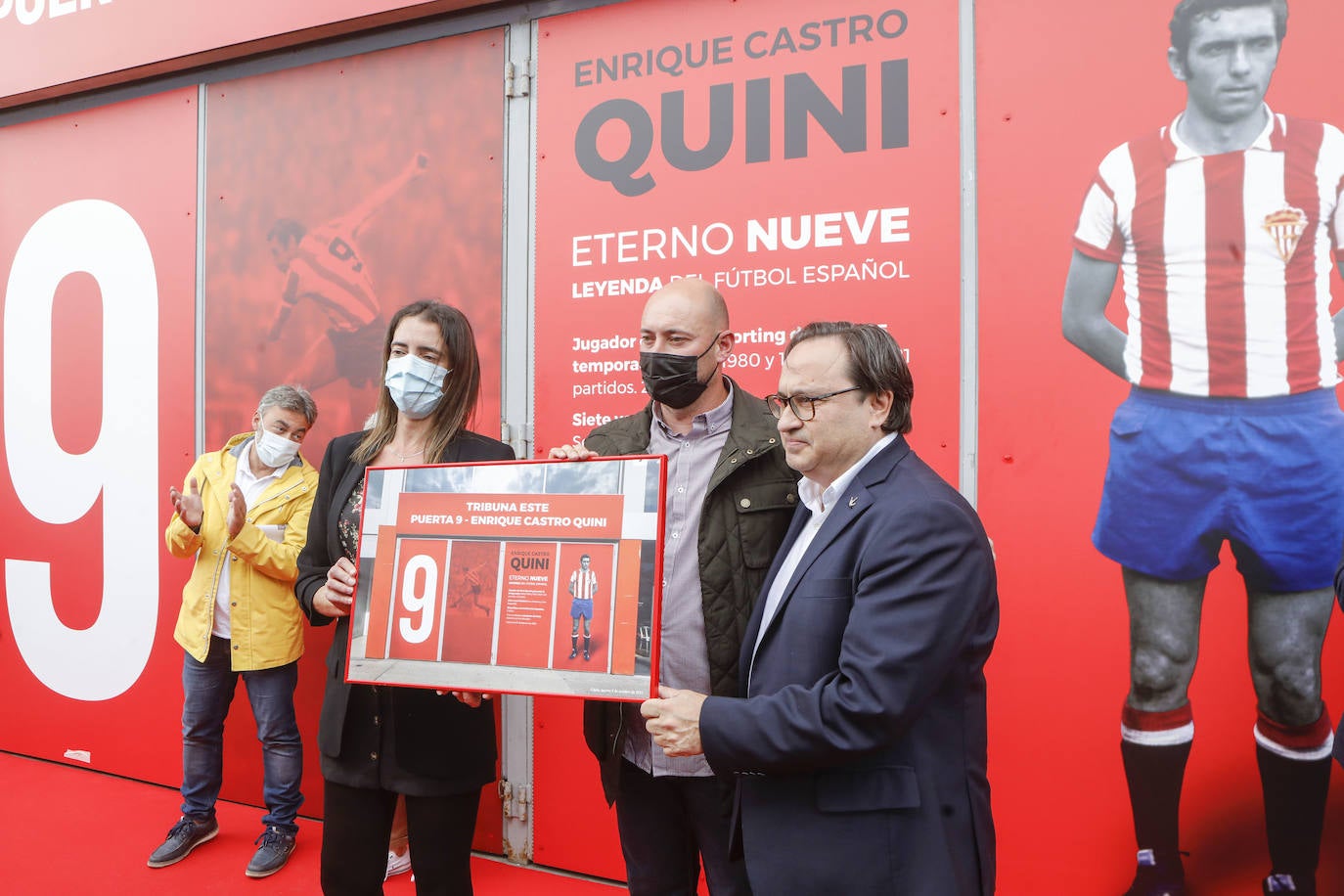 Gijón y el Sporting han homenajeado a uno de sus emblemas, Enrique Castro 'Quini'. La alcaldesa de la ciudad, Ana González, acompañada de familiares del jugador fallecido y representantes del club, rindieron homenaje a Quini con la inauguración de una 'nueva' puerta 9 de El Molinón, que lucirá con el nombre del 'Brujo'