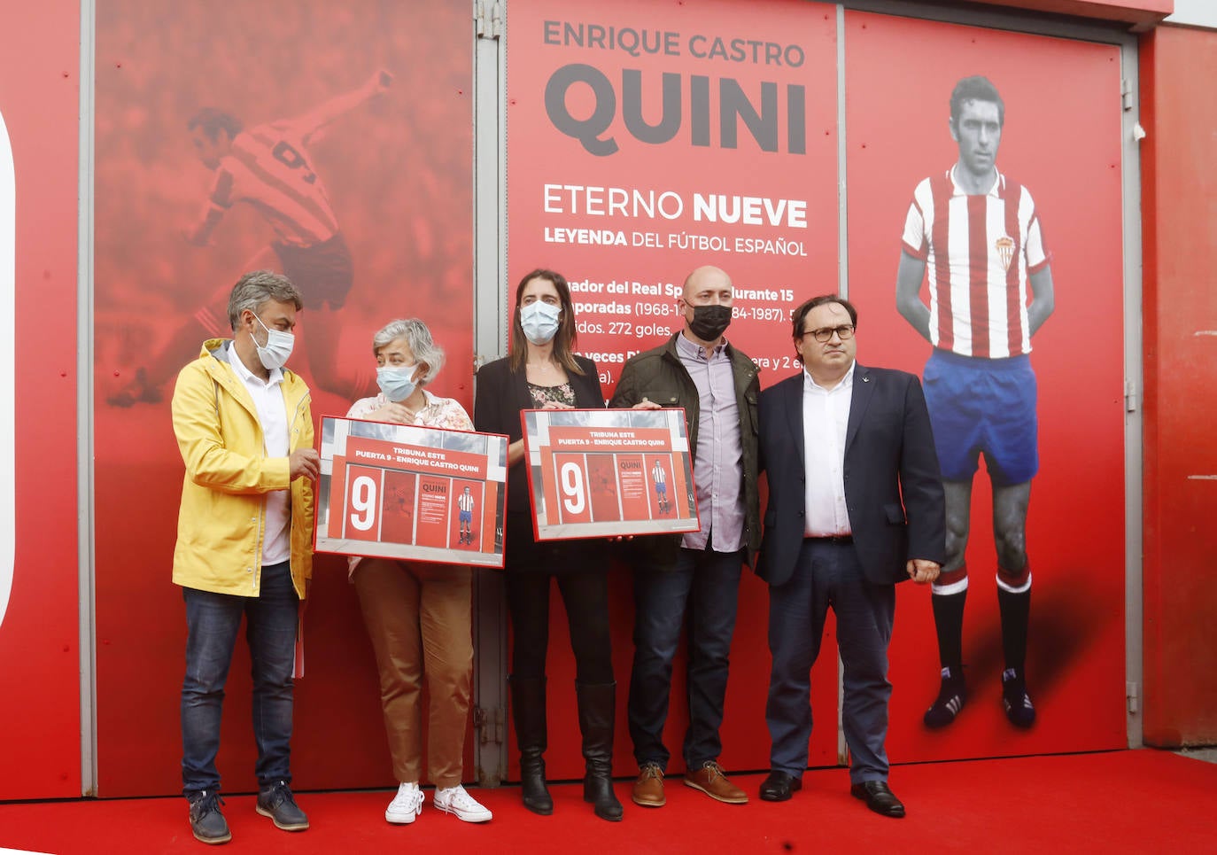 Gijón y el Sporting han homenajeado a uno de sus emblemas, Enrique Castro 'Quini'. La alcaldesa de la ciudad, Ana González, acompañada de familiares del jugador fallecido y representantes del club, rindieron homenaje a Quini con la inauguración de una 'nueva' puerta 9 de El Molinón, que lucirá con el nombre del 'Brujo'