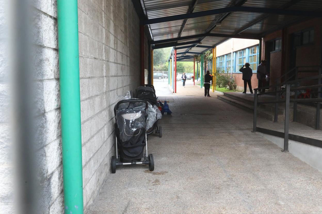 Sillas y carritos de bebé de la escuela de 0 a 3 de Jardín de Cantos, en un patio interior del colegio Virgen de las Mareas. 