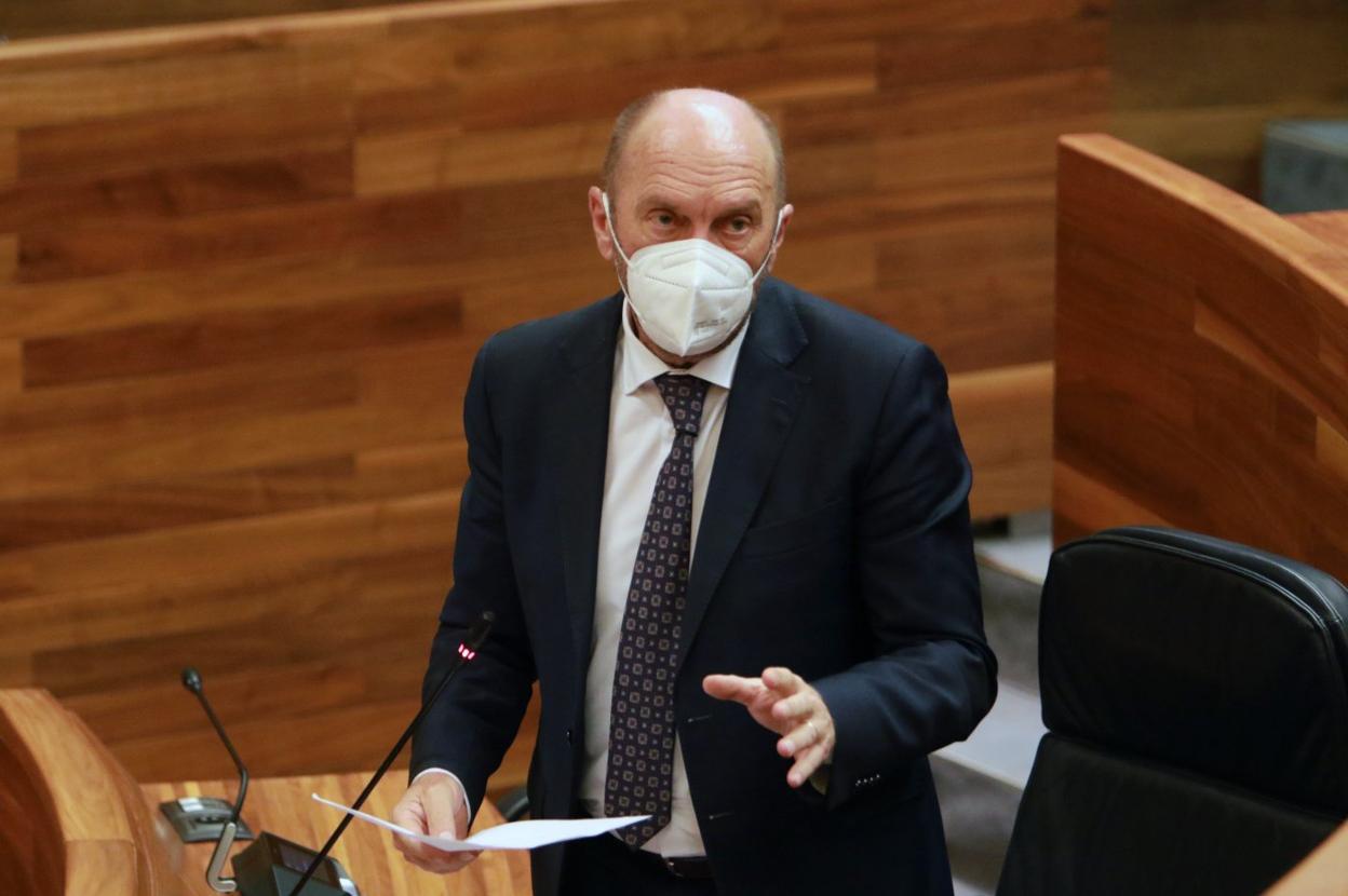 El vicepresidente del Principado, Juan Cofiño, durante el pleno. 