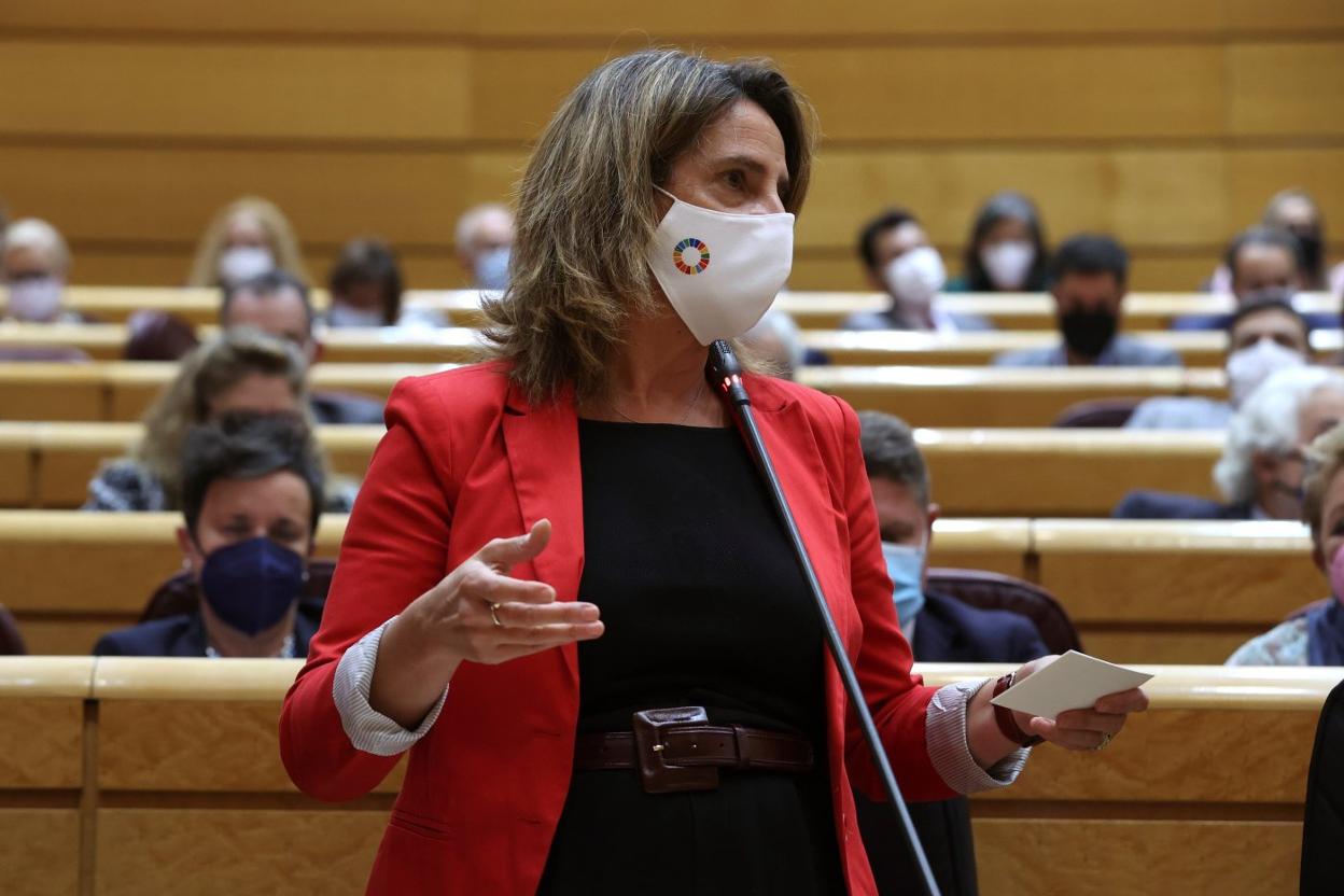 Teresa Ribera, ayer, en el pleno del Senado. 