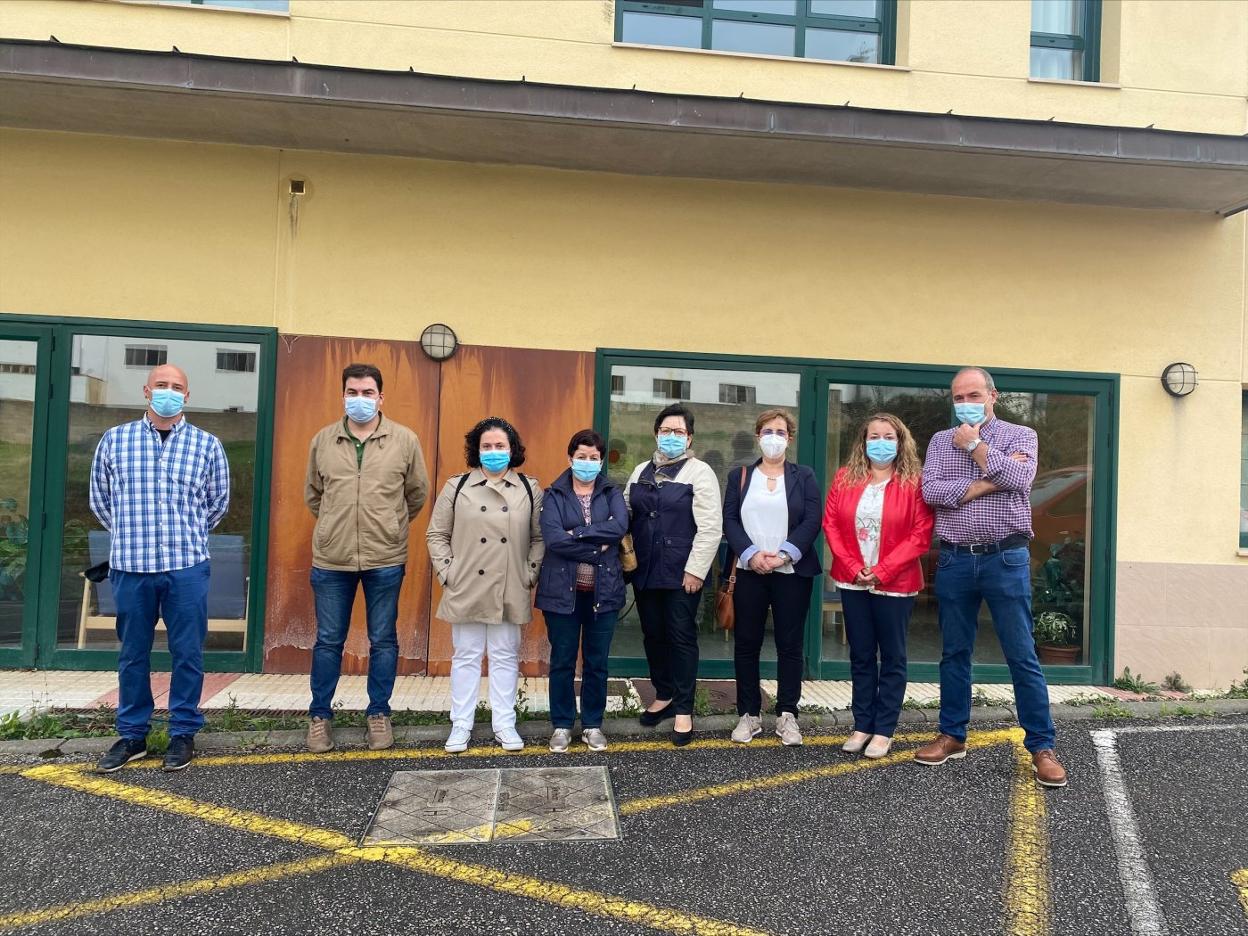 Familiares de los usuarios del centro de día, cerrado desde marzo de 2020, junto al alcalde, Sergio Hidalgo, y la concejala de Servicios Sociales. 