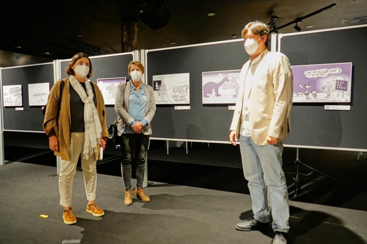 María Fernández, Sandra Cuesta y Borja Sánchez visitan la exposición de Forges en el Muja. 