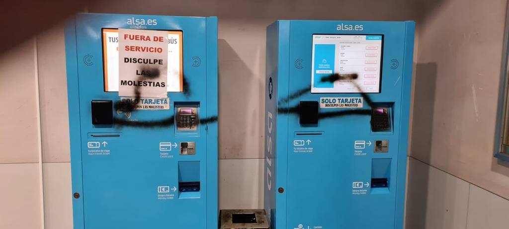 Máquinas expendedoras de billetes de la estación de Gijón.