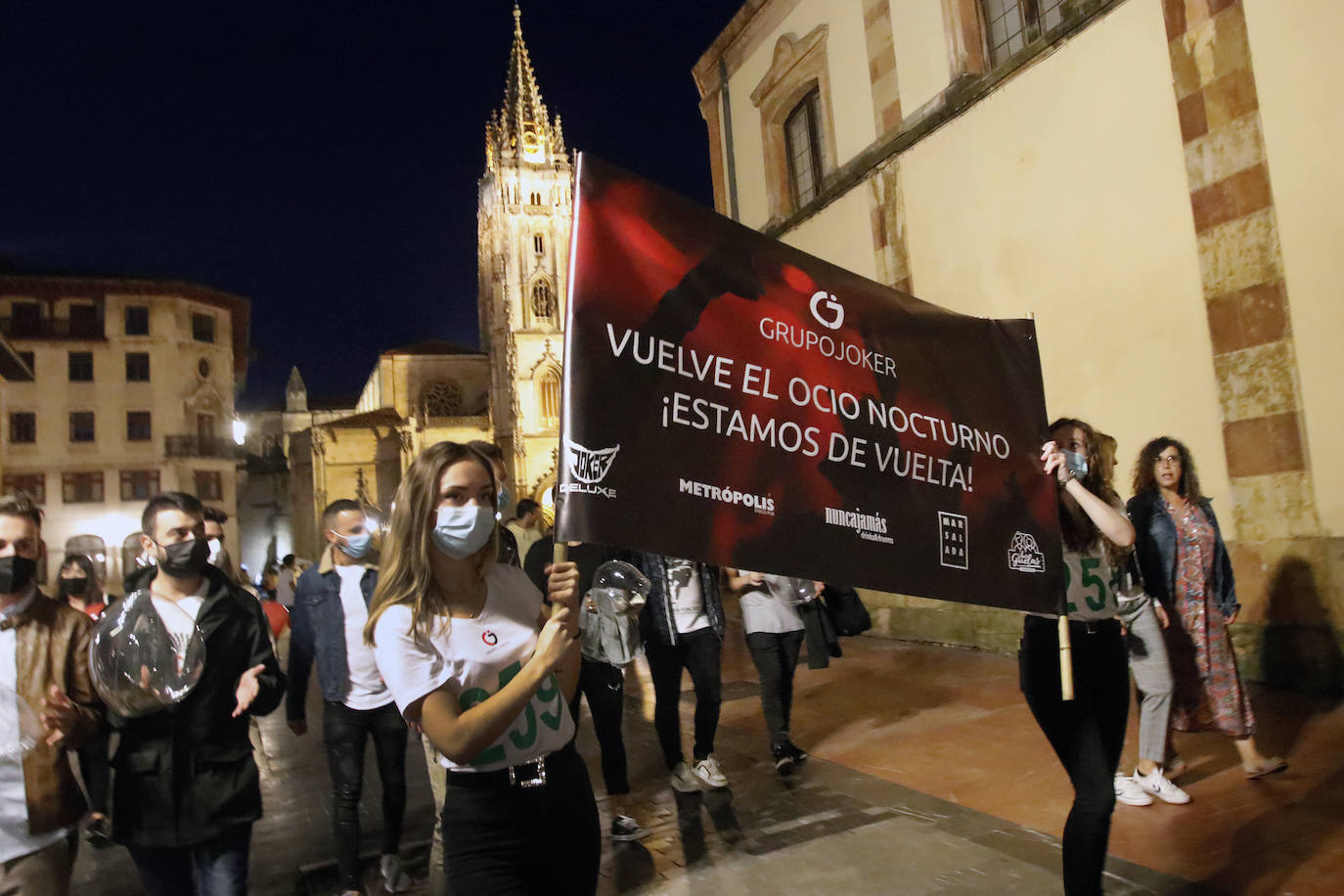 Un bar de copas del casco histórico ovetense organiza un pasacalles para celebrar el regreso de la «normalidad» al sector más castigado