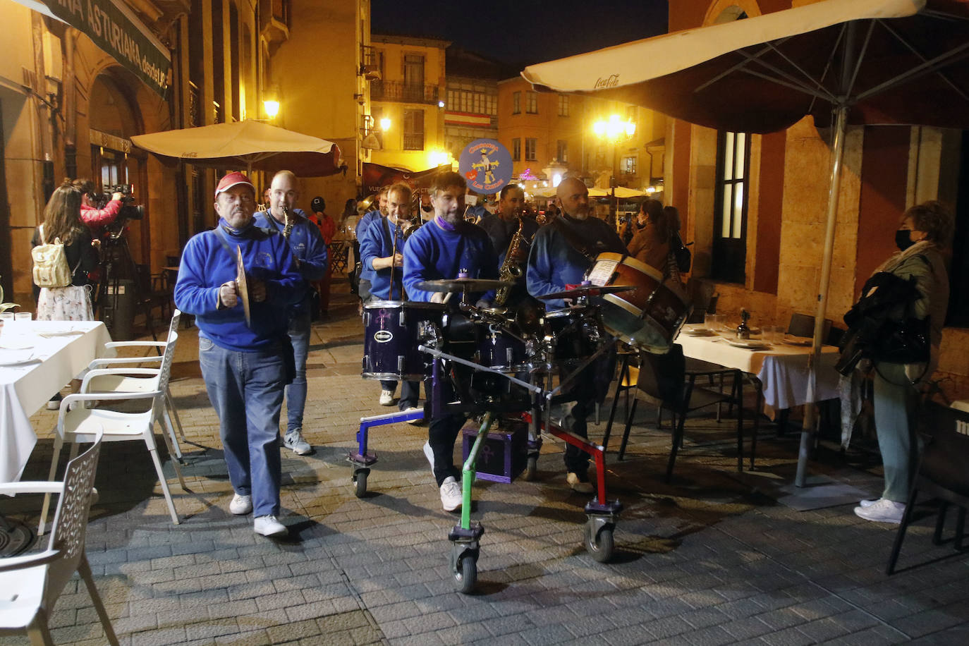 Un bar de copas del casco histórico ovetense organiza un pasacalles para celebrar el regreso de la «normalidad» al sector más castigado