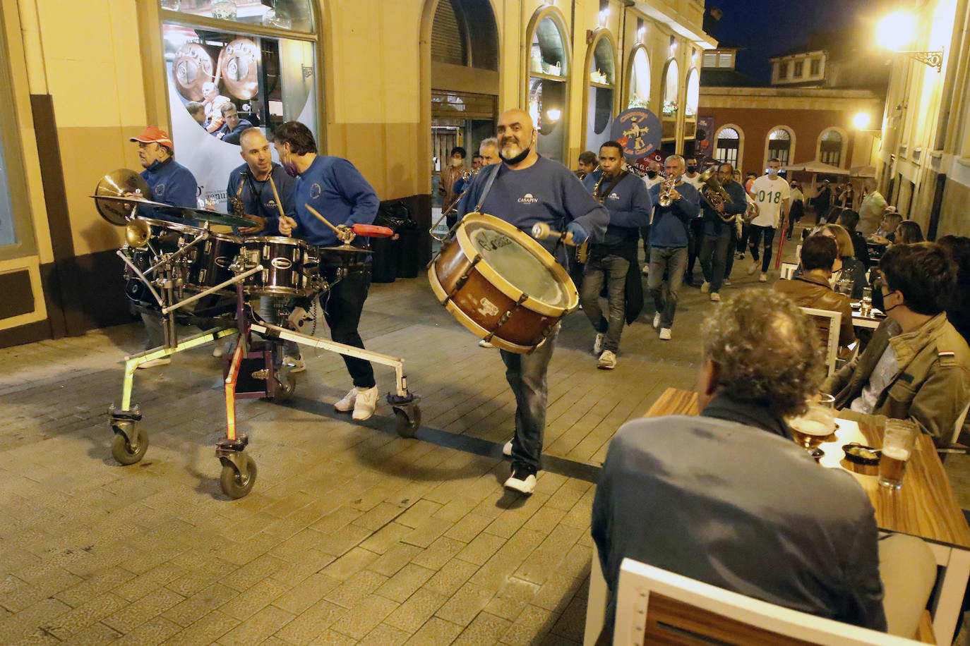 Un bar de copas del casco histórico ovetense organiza un pasacalles para celebrar el regreso de la «normalidad» al sector más castigado
