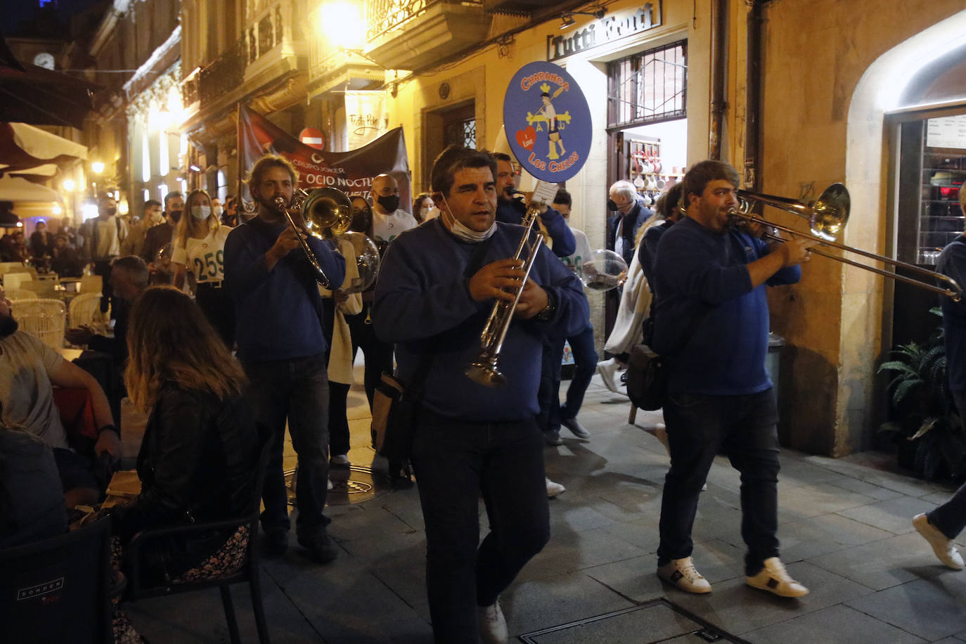Un bar de copas del casco histórico ovetense organiza un pasacalles para celebrar el regreso de la «normalidad» al sector más castigado