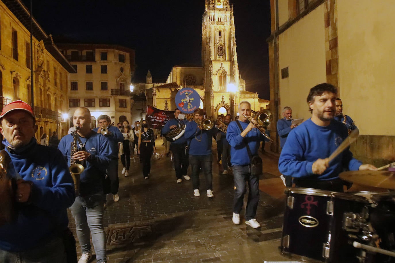 Un bar de copas del casco histórico ovetense organiza un pasacalles para celebrar el regreso de la «normalidad» al sector más castigado
