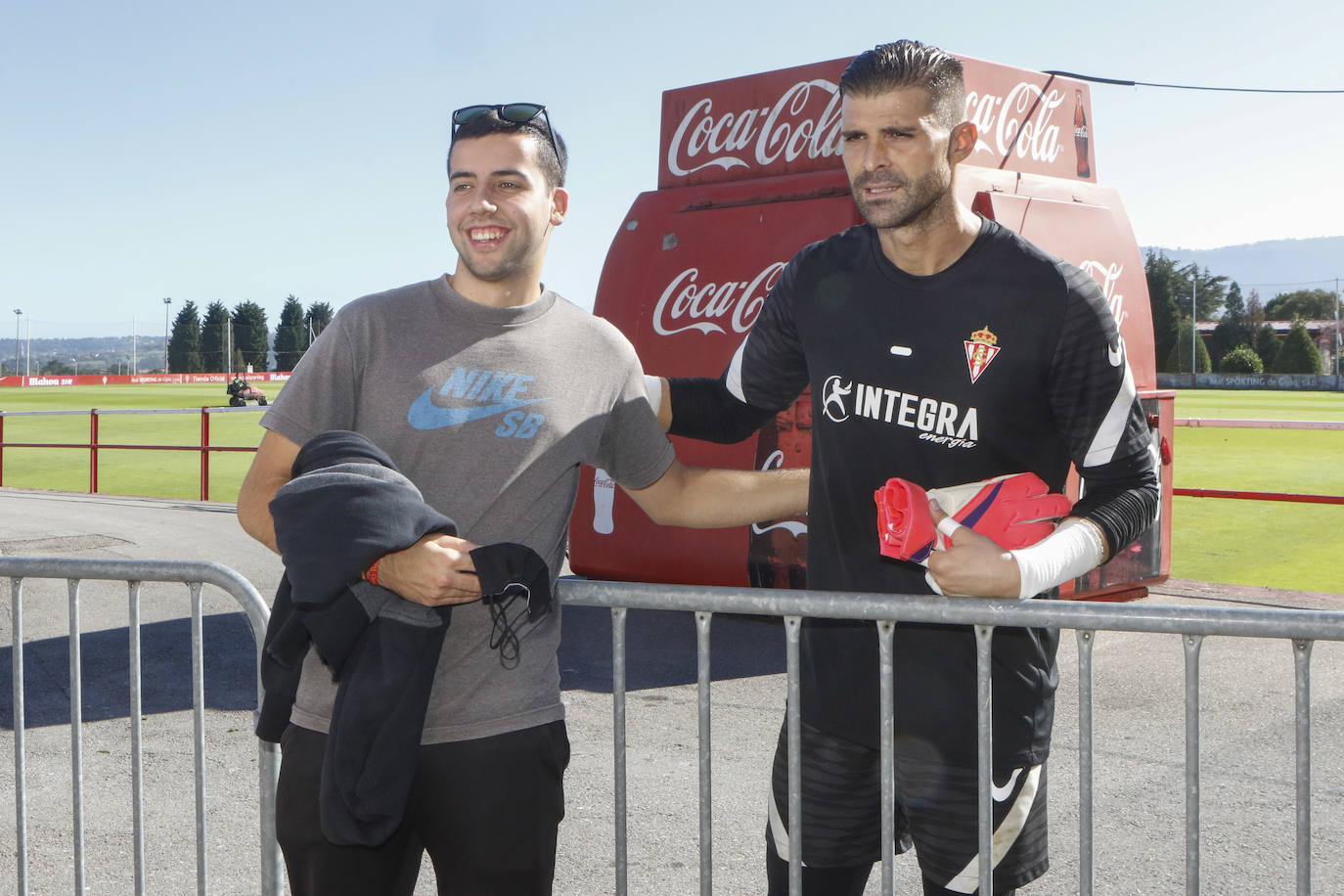 La afición se dio cita en la ciudad deportiva con la ilusión de «cambiar la tendencia» en los encuentros contra el eterno rival