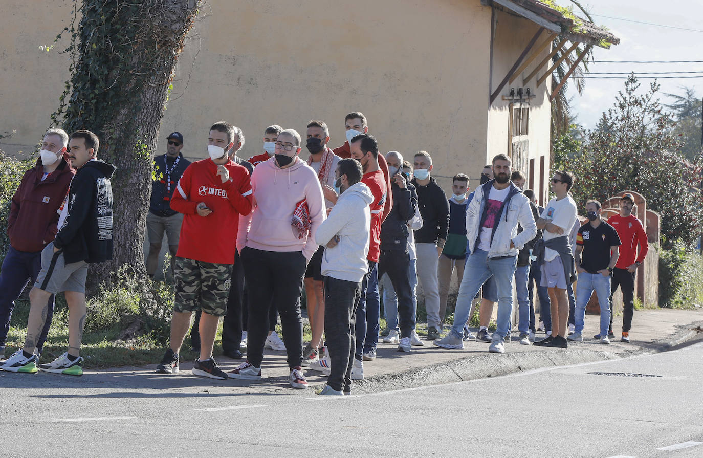 La afición se dio cita en la ciudad deportiva con la ilusión de «cambiar la tendencia» en los encuentros contra el eterno rival