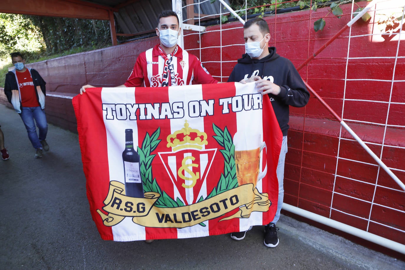 La afición se dio cita en la ciudad deportiva con la ilusión de «cambiar la tendencia» en los encuentros contra el eterno rival