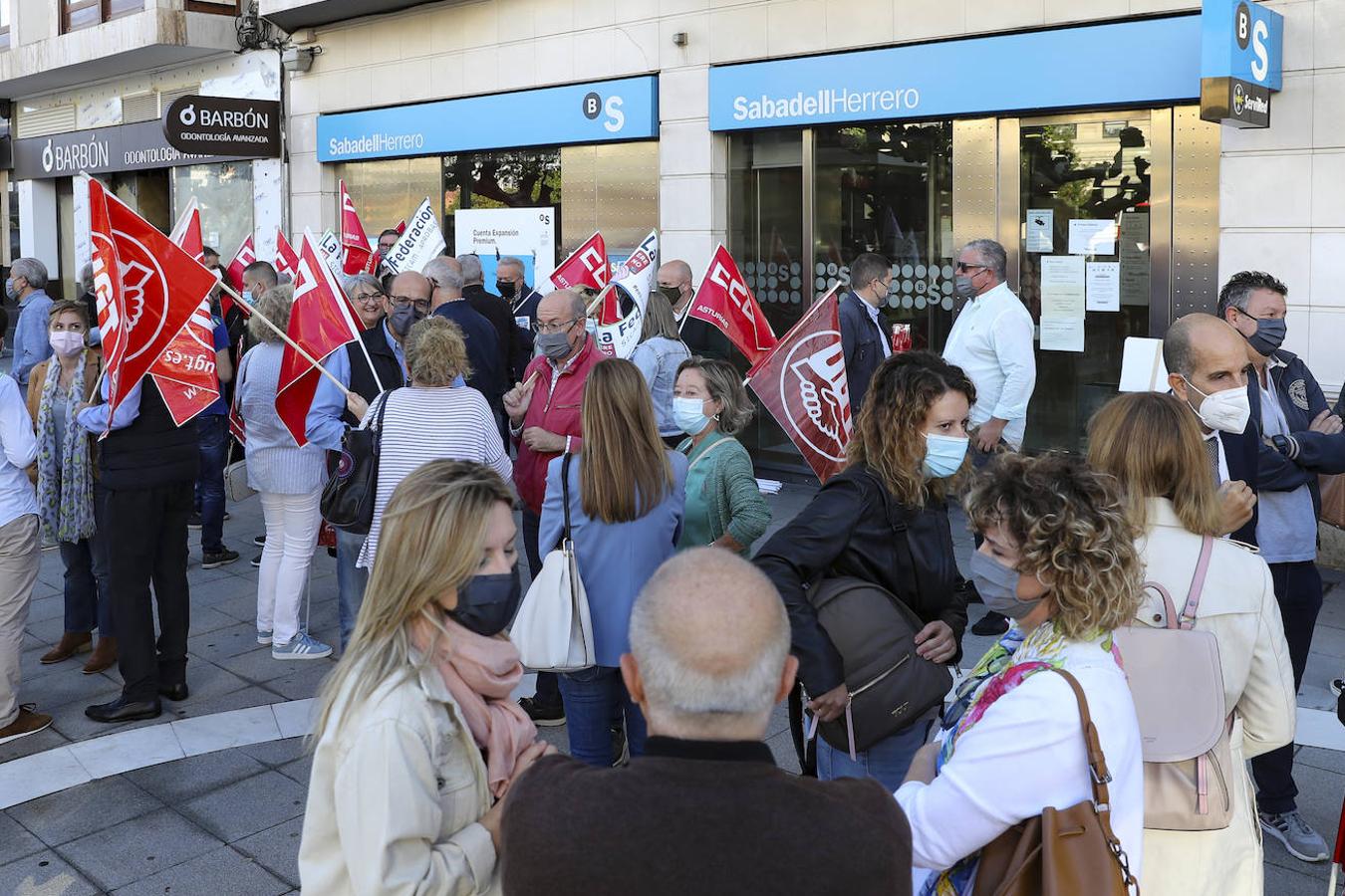 Los sindicatos UGT y CC OO han convocado este viernes una concentración ante las oficinas cerradas por la huelga convocada en Banco Sabadell en protesta por el Expediente de Regulación de Empleo (ERE) planteado por la dirección de la entidad. 