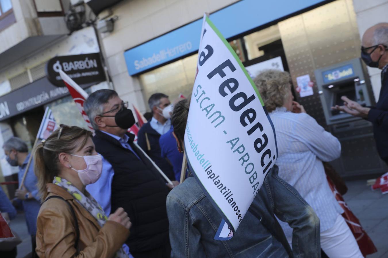 Los sindicatos UGT y CC OO han convocado este viernes una concentración ante las oficinas cerradas por la huelga convocada en Banco Sabadell en protesta por el Expediente de Regulación de Empleo (ERE) planteado por la dirección de la entidad. 