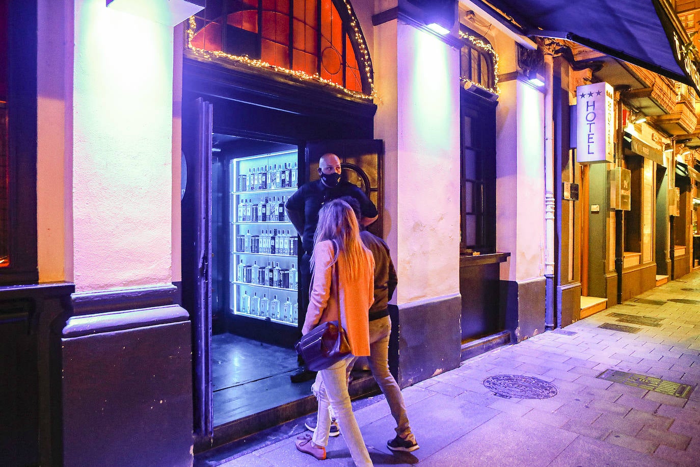 Los hosteleros deberán cuidar la ventilación de sus locales, medir la calidad del aire y velar porque los clientes usen las mascarillas