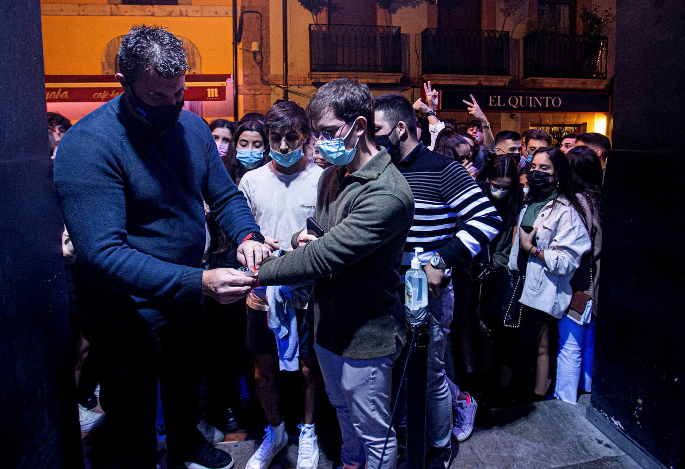 Los hosteleros deberán cuidar la ventilación de sus locales, medir la calidad del aire y velar porque los clientes usen las mascarillas