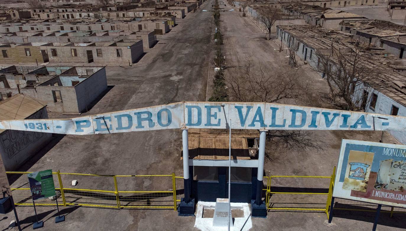 Pedro de Valdivia (Chile) fue construido en 1930 alrededor de una mina de salitre. Por aquel entonces, la boyante localidad albergaba un total de 14.000 personas. En 1996 fue abandonado y ahora se ha convertido en Monumento Histórico Nacional, no exento de un halo de misterio