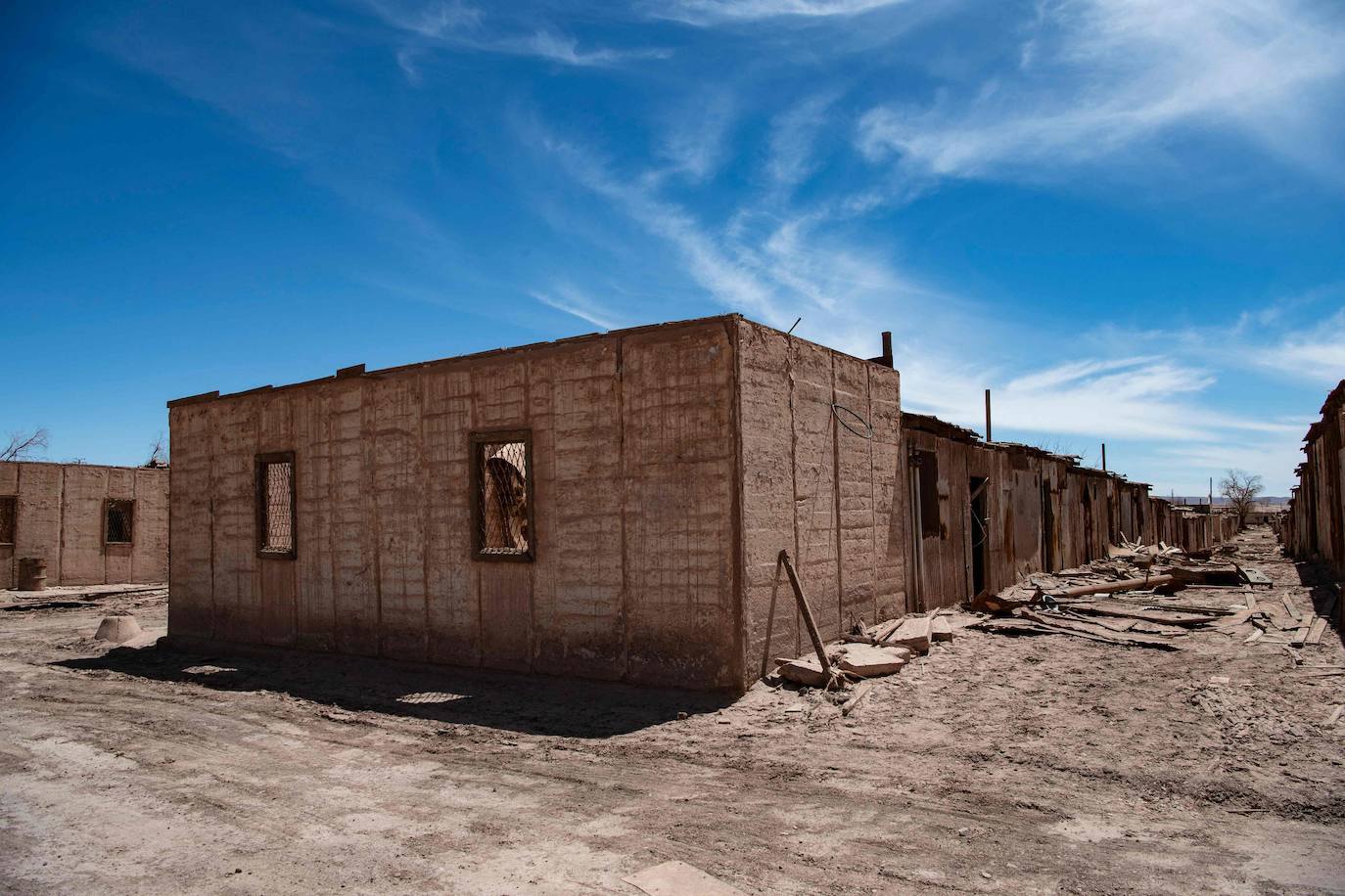 Pedro de Valdivia (Chile) fue construido en 1930 alrededor de una mina de salitre. Por aquel entonces, la boyante localidad albergaba un total de 14.000 personas. En 1996 fue abandonado y ahora se ha convertido en Monumento Histórico Nacional, no exento de un halo de misterio