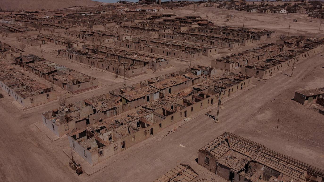 Pedro de Valdivia (Chile) fue construido en 1930 alrededor de una mina de salitre. Por aquel entonces, la boyante localidad albergaba un total de 14.000 personas. En 1996 fue abandonado y ahora se ha convertido en Monumento Histórico Nacional, no exento de un halo de misterio