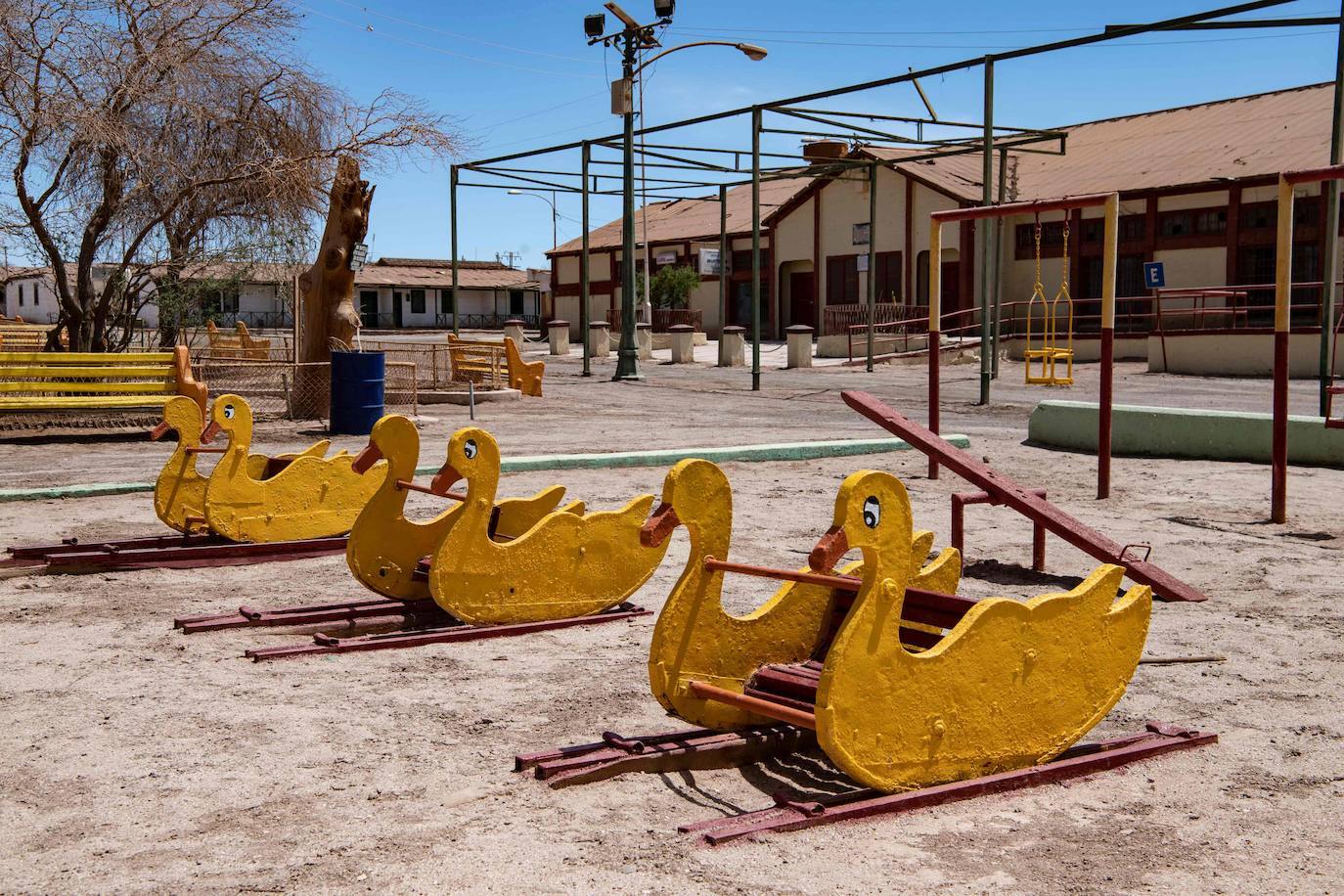 Pedro de Valdivia (Chile) fue construido en 1930 alrededor de una mina de salitre. Por aquel entonces, la boyante localidad albergaba un total de 14.000 personas. En 1996 fue abandonado y ahora se ha convertido en Monumento Histórico Nacional, no exento de un halo de misterio
