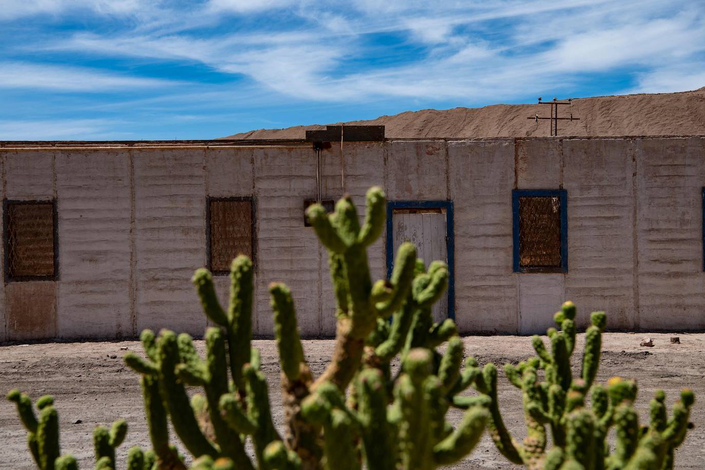 Pedro de Valdivia (Chile) fue construido en 1930 alrededor de una mina de salitre. Por aquel entonces, la boyante localidad albergaba un total de 14.000 personas. En 1996 fue abandonado y ahora se ha convertido en Monumento Histórico Nacional, no exento de un halo de misterio