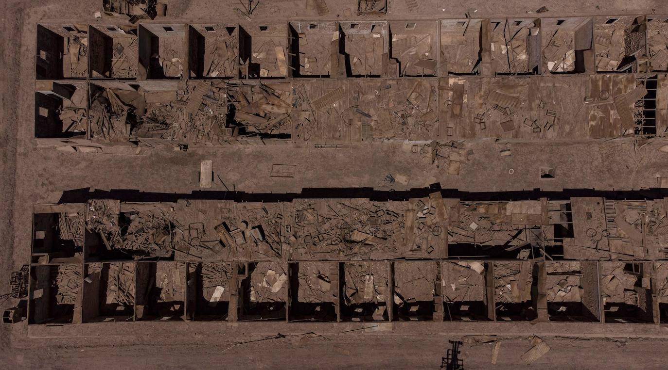 Pedro de Valdivia (Chile) fue construido en 1930 alrededor de una mina de salitre. Por aquel entonces, la boyante localidad albergaba un total de 14.000 personas. En 1996 fue abandonado y ahora se ha convertido en Monumento Histórico Nacional, no exento de un halo de misterio