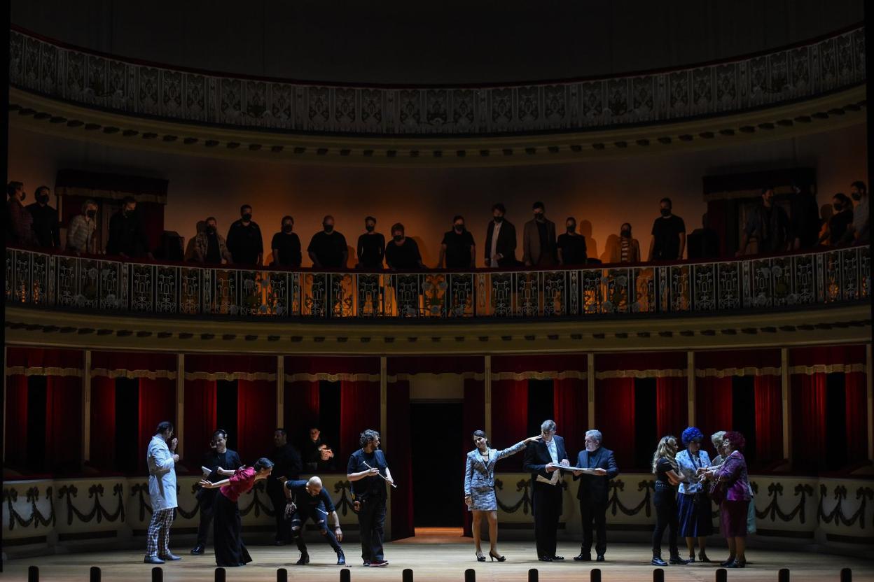 La escena se tranforma en una prolongación del mismo teatro, en el que los personajes están preparando una representación. 