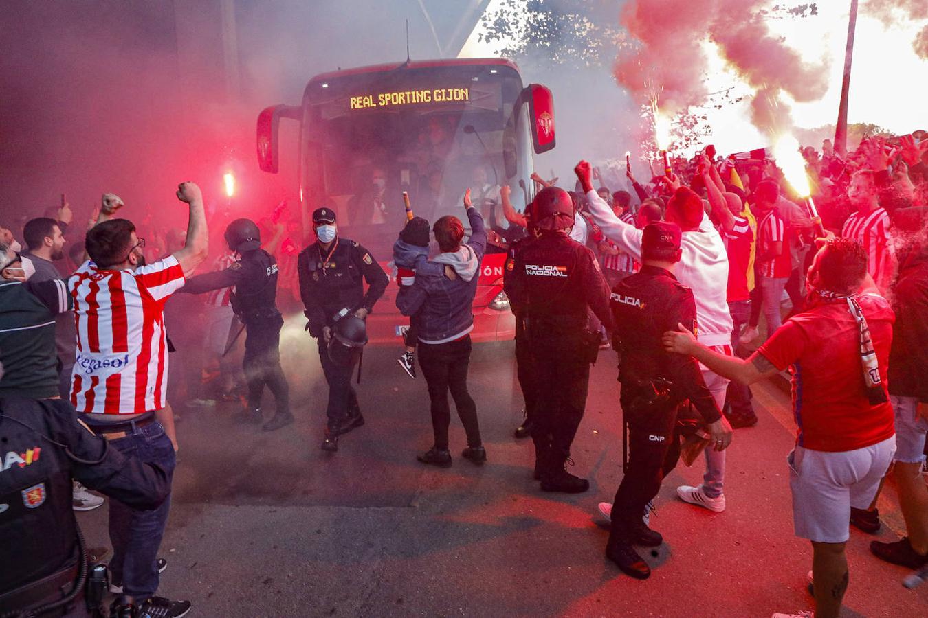 Fotos: El derbi asturiano vivido desde Gijón