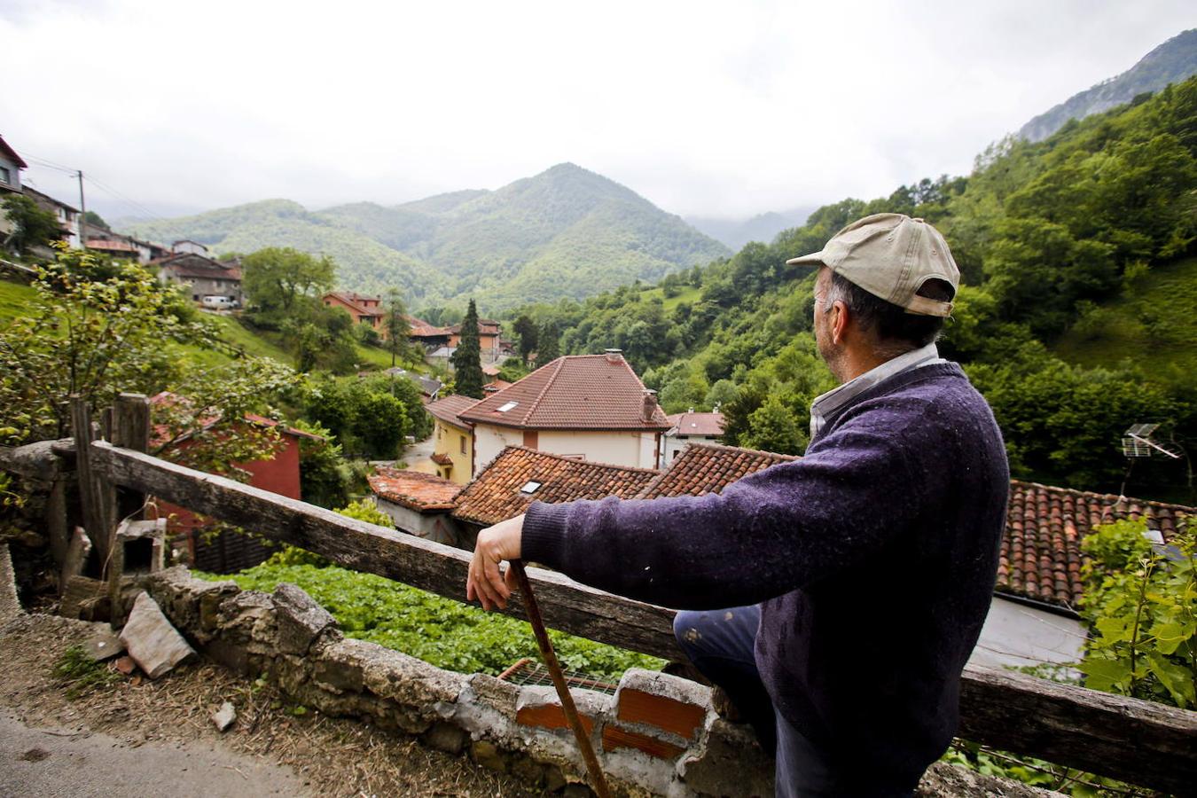 Caleao (Asturias): El pueblo de Caleao forma parte del concejo de Caso, en la comarca del Valle del Nalón y en pleno Parque natural de redes a 717 metros de altura. Además de su arquitectura popular perfectamente conservada, también se caracteriza por los maravillosos paisajes que lo rodean. Precisamente por eso ha sido catalogado Patrimonio de la Biosfera. Desde este pueblo parten también varias rutas de montaña, como la del Desfiladero de los Arrudos o la Ruta del Agua, plagada de fuentes y lavaderos.