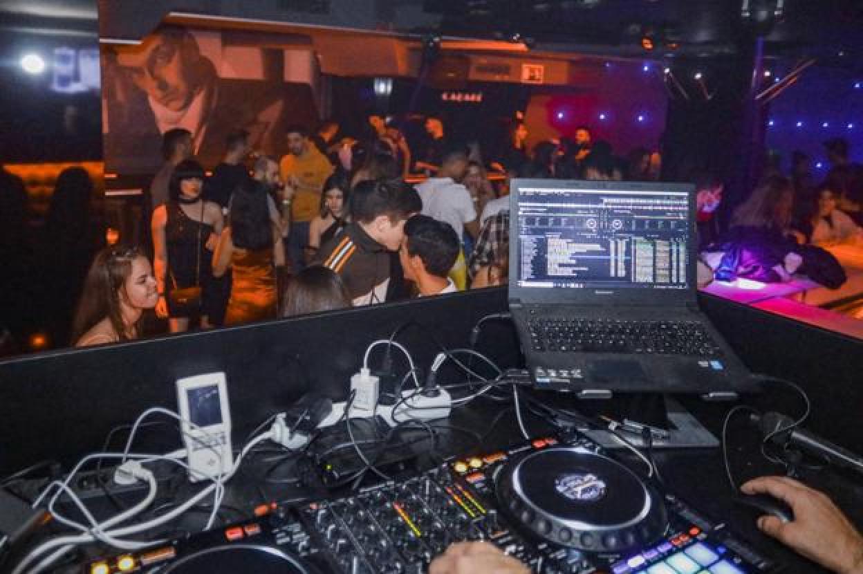 Varias personas disfrutan de sus consumiciones. 