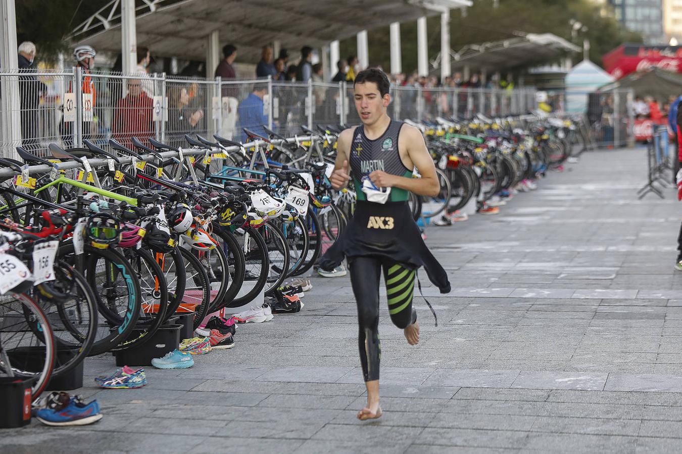 Fotos: Más de 600 atletas en elTriatlón Ciudad de Gijón