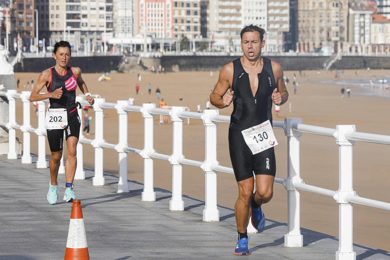 Fotos: Más de 600 atletas en elTriatlón Ciudad de Gijón