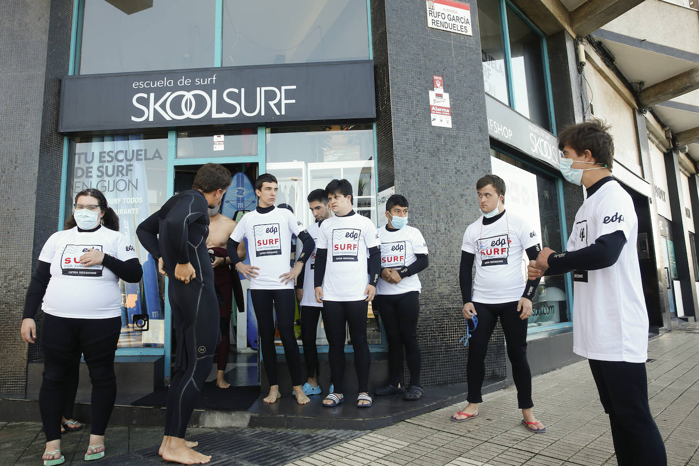 Una veintena de jóvenes con necesidades especiales han disfrutado este domingo de una colase de surf en el agua de la playa de San Lorenzo. La actividad, dedicada a miebros de la asociación Alarde y denominada 'Surf for Tomorrow', ha sido organizada por EdP y ha contado con la colaboración de la Escuela SkoolSurf. 