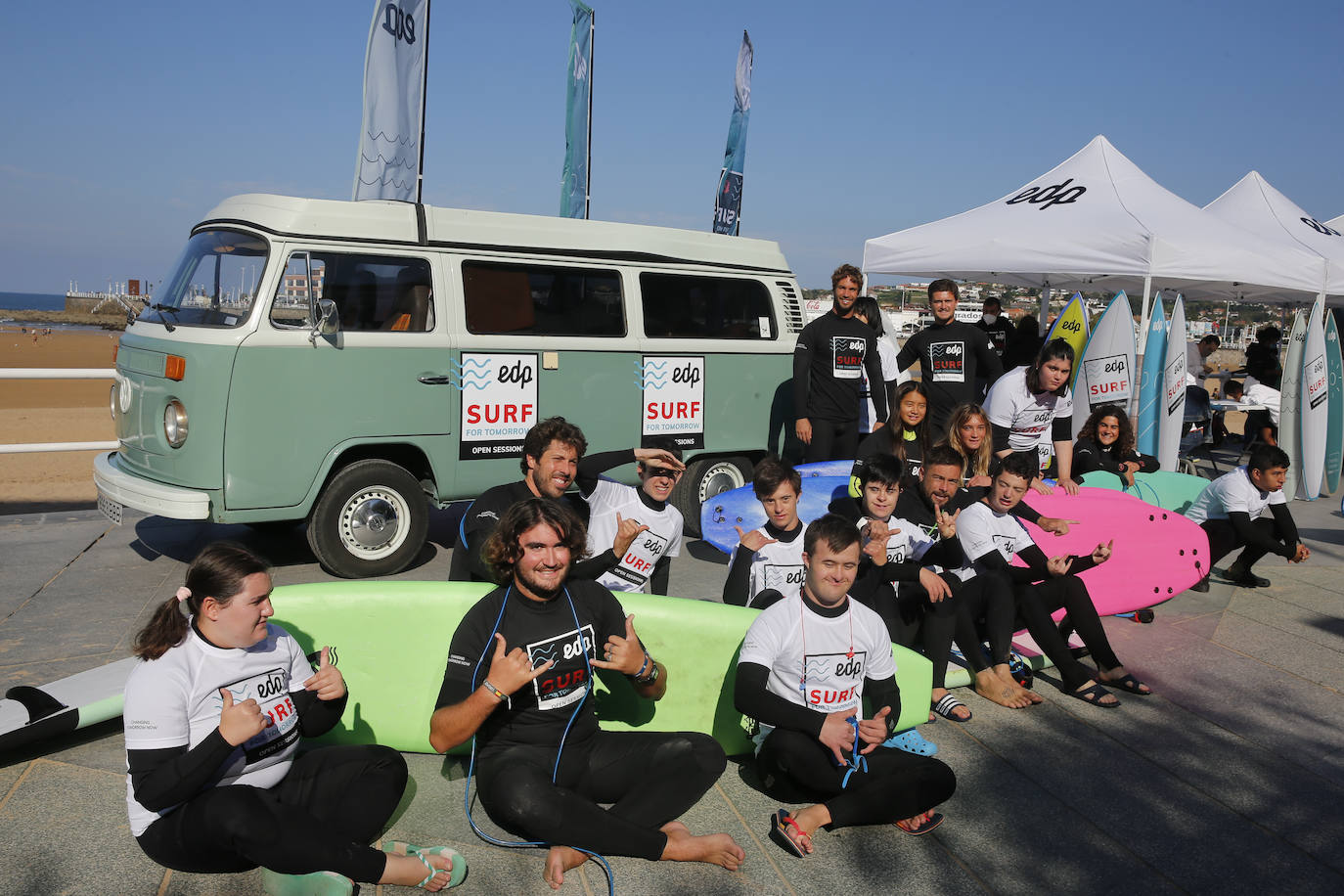 Una veintena de jóvenes con necesidades especiales han disfrutado este domingo de una colase de surf en el agua de la playa de San Lorenzo. La actividad, dedicada a miebros de la asociación Alarde y denominada 'Surf for Tomorrow', ha sido organizada por EdP y ha contado con la colaboración de la Escuela SkoolSurf. 