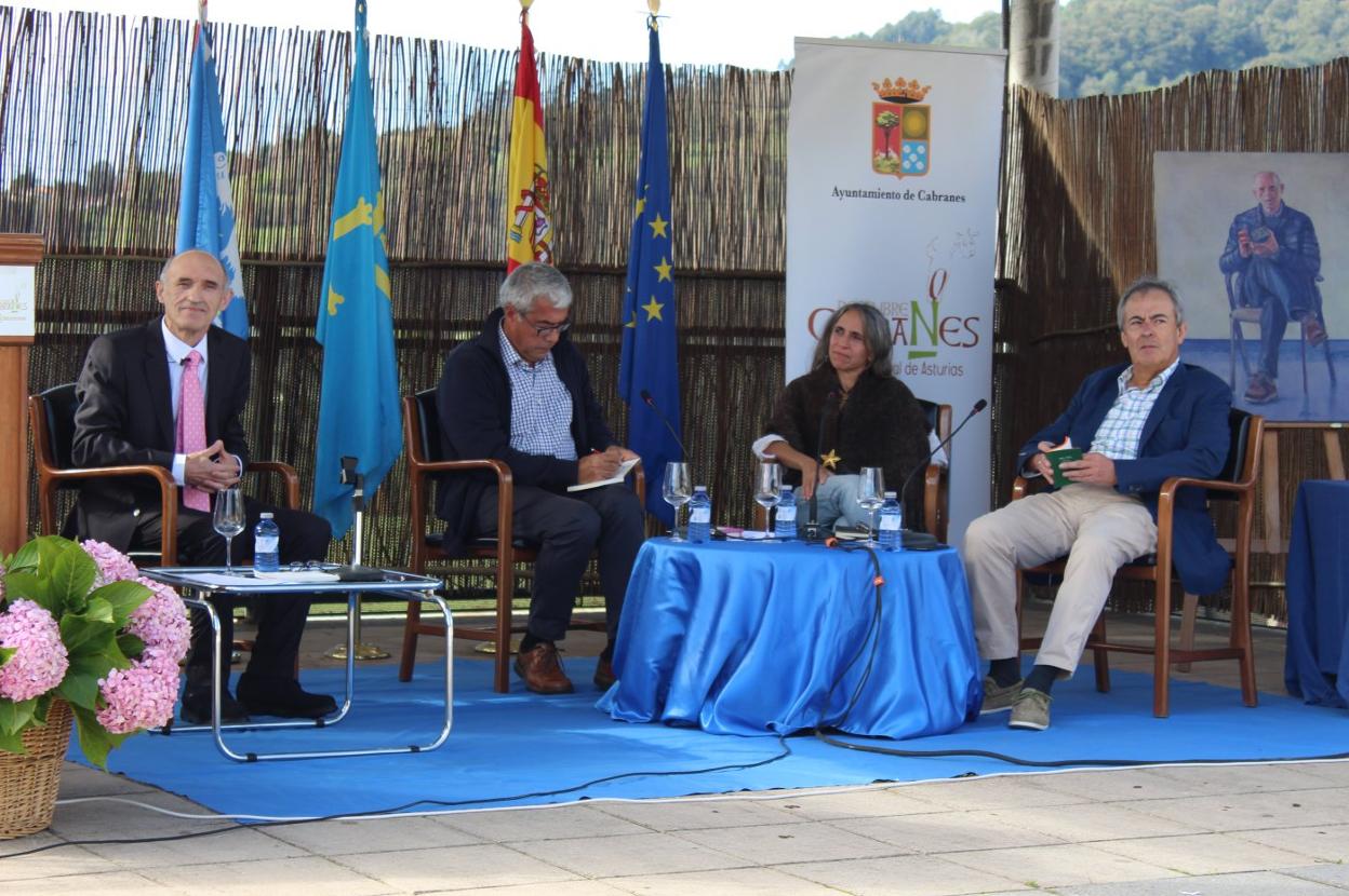 Enrique Corripio con los ponentes Jaime Izquierdo, Carolina Pereyra y Óscar Rodríguez durante la mesa redonda. 