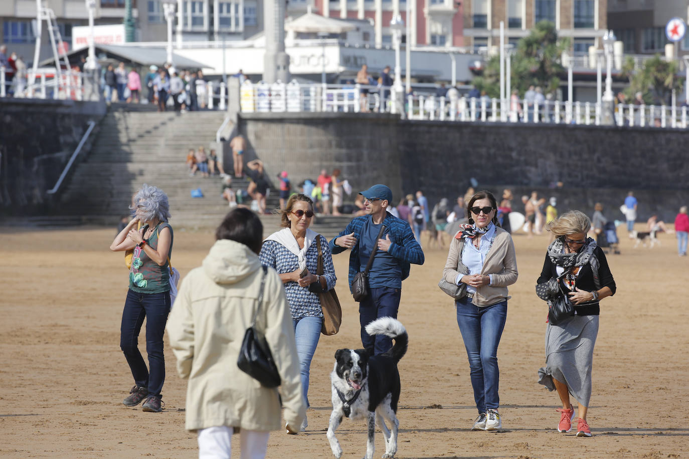 Aprovecharse hasta el último resquicio de sol y disfrutar del fin de las restricciones. Estas fueron las claves para que miles de asturianos y turistass disfrutaran de playas, rutas, terrazas y rincones turísticos. Asturias roza el lleno.
